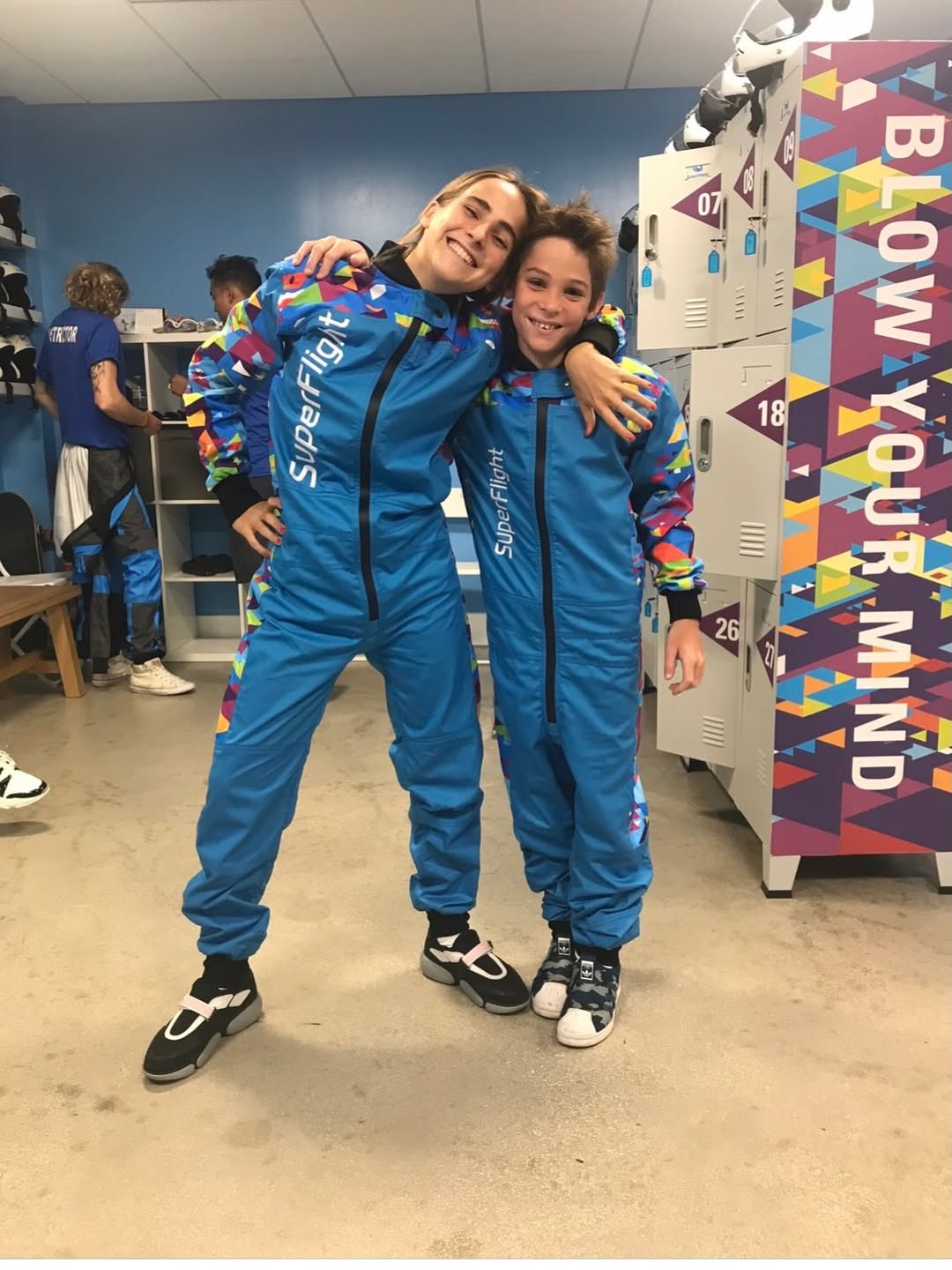 Lista para una experiencia de aventura, con traje especial