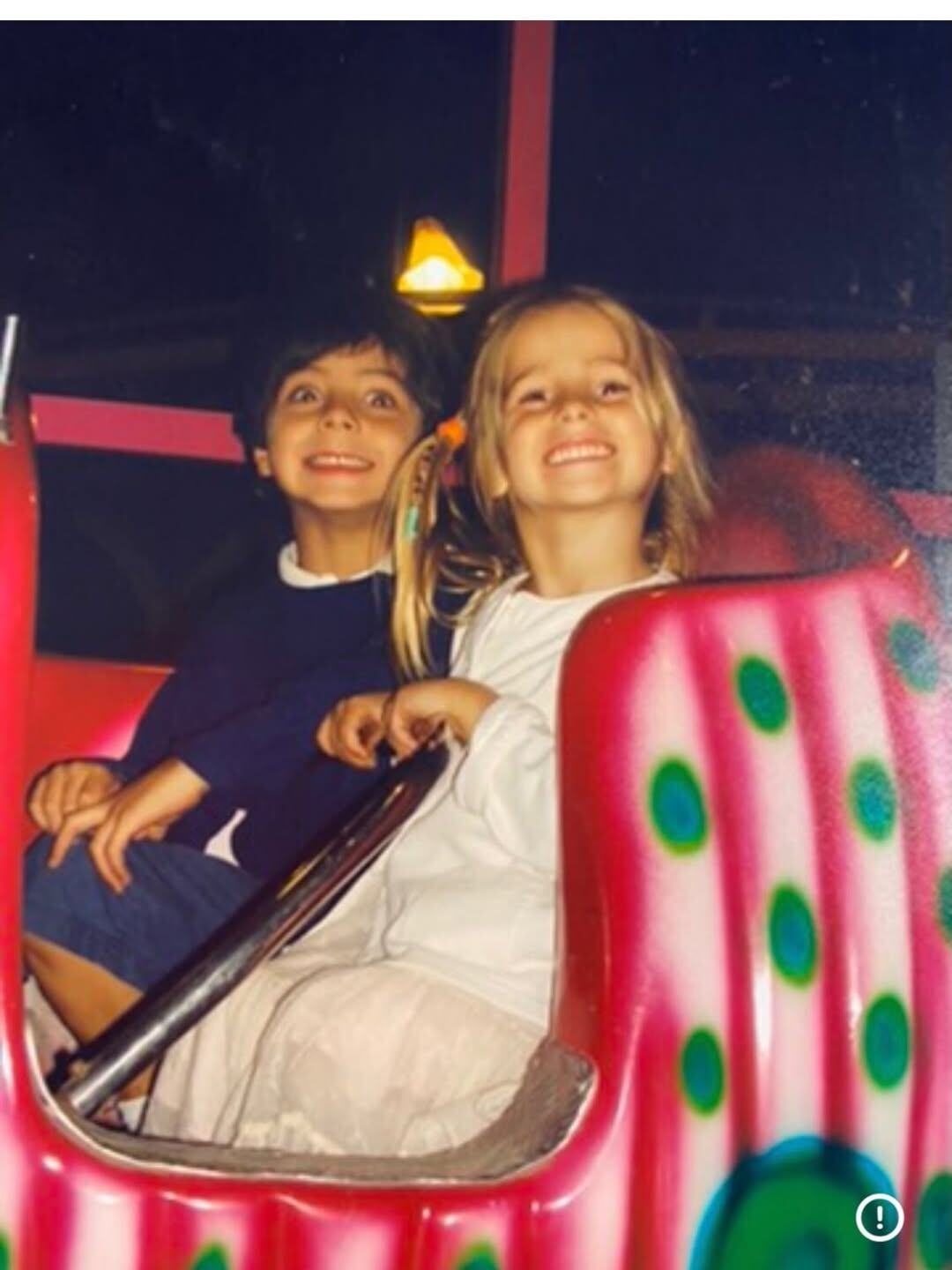 Entre vueltas y carcajadas, una escena típica de su niñez