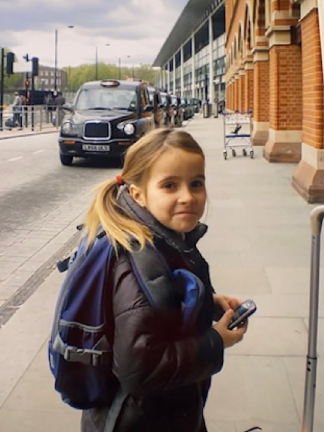 Con mochila al hombro, una escena que anticipa sus primeros viajes