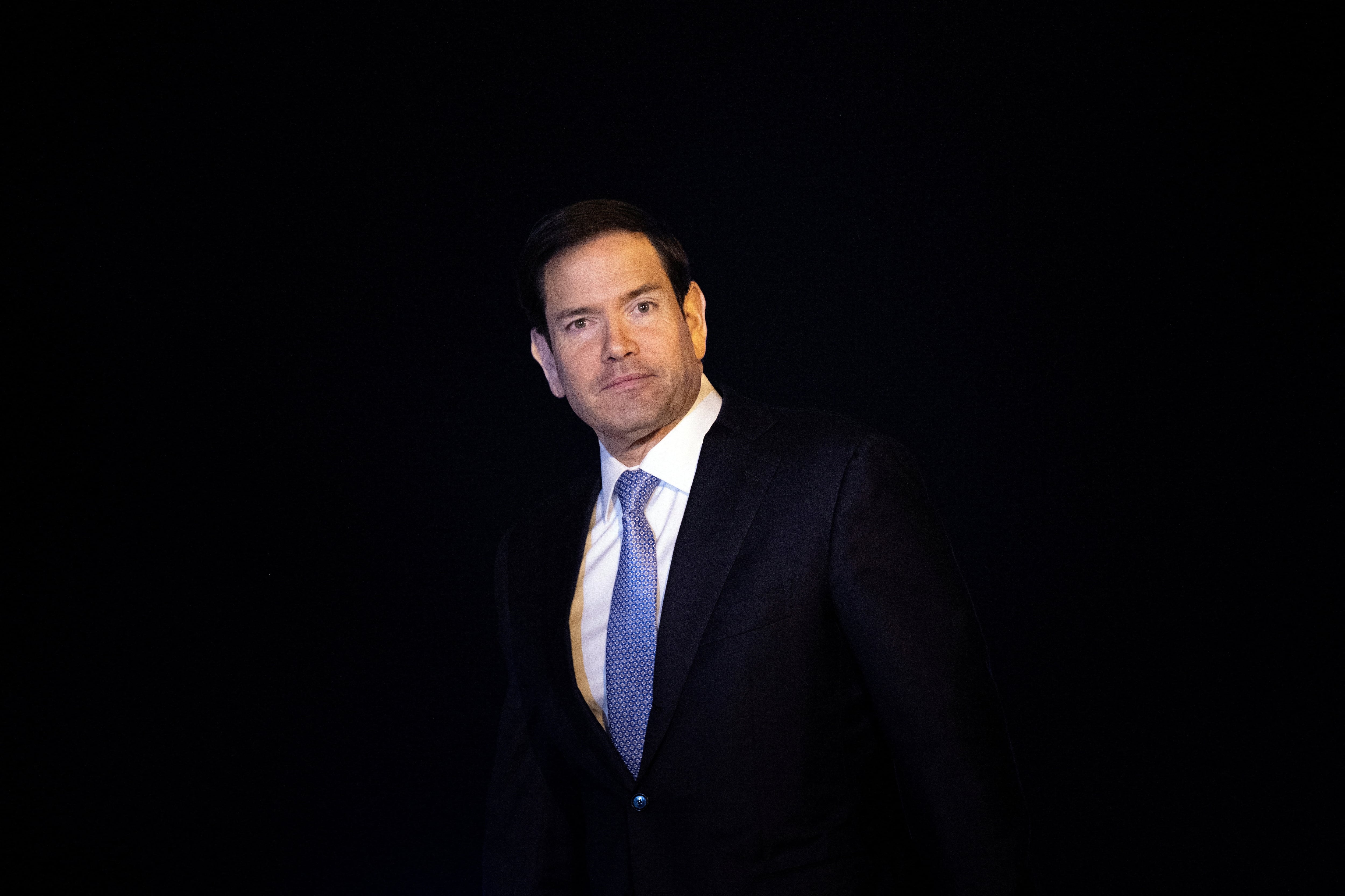 El secretario de Estado de EEUU, Marco Rubio, llega al aeropuerto de Le Bourget, en Francia, el 27 de marzo de 2026. (Brendan Smialowski/Pool vía REUTERS)