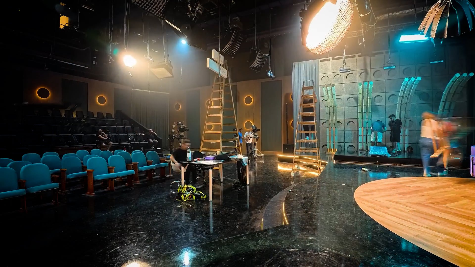 Mario Pergolini lidera el night show con un escritorio central y dinámica de late show internacional, consolidando el formato en 2026