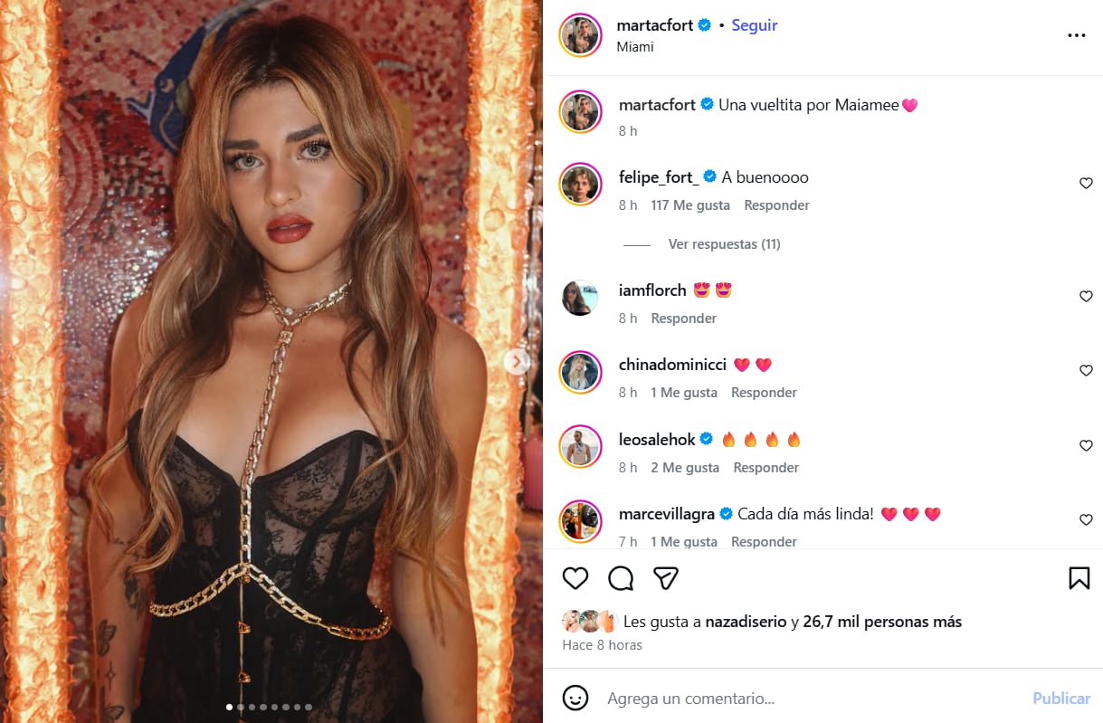 Marta Fort impactó en Miami con un look audaz de corset negro con transparencias y cadenas doradas