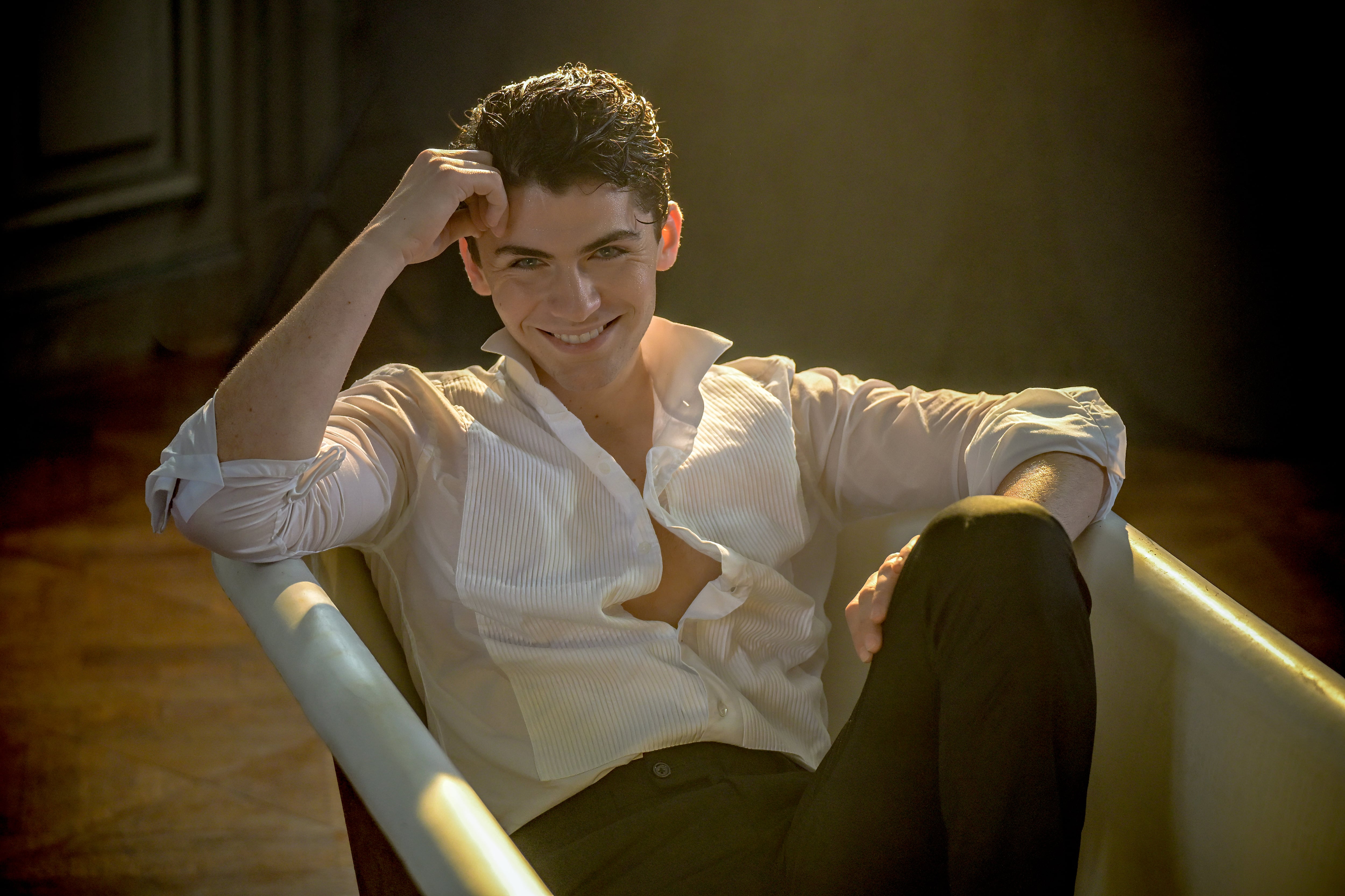 El cantante Martín Savi sonríe enérgicamente, sentado en una bañera con una camisa blanca desabrochada, en una imagen de prensa. (Federico de Bartolo)