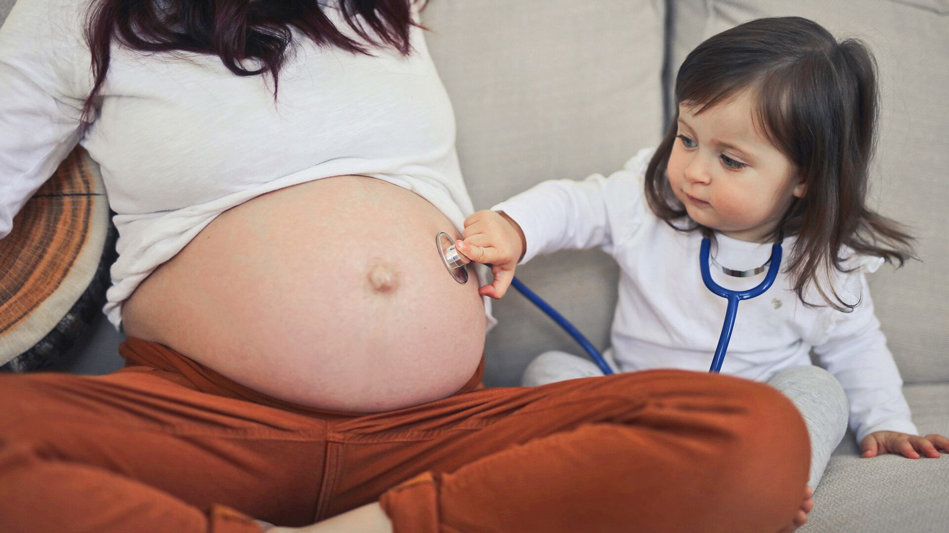 La edad ideal para los embarazos, según el estudio, se ubicó entre los 24 y 38 años (Freepik)