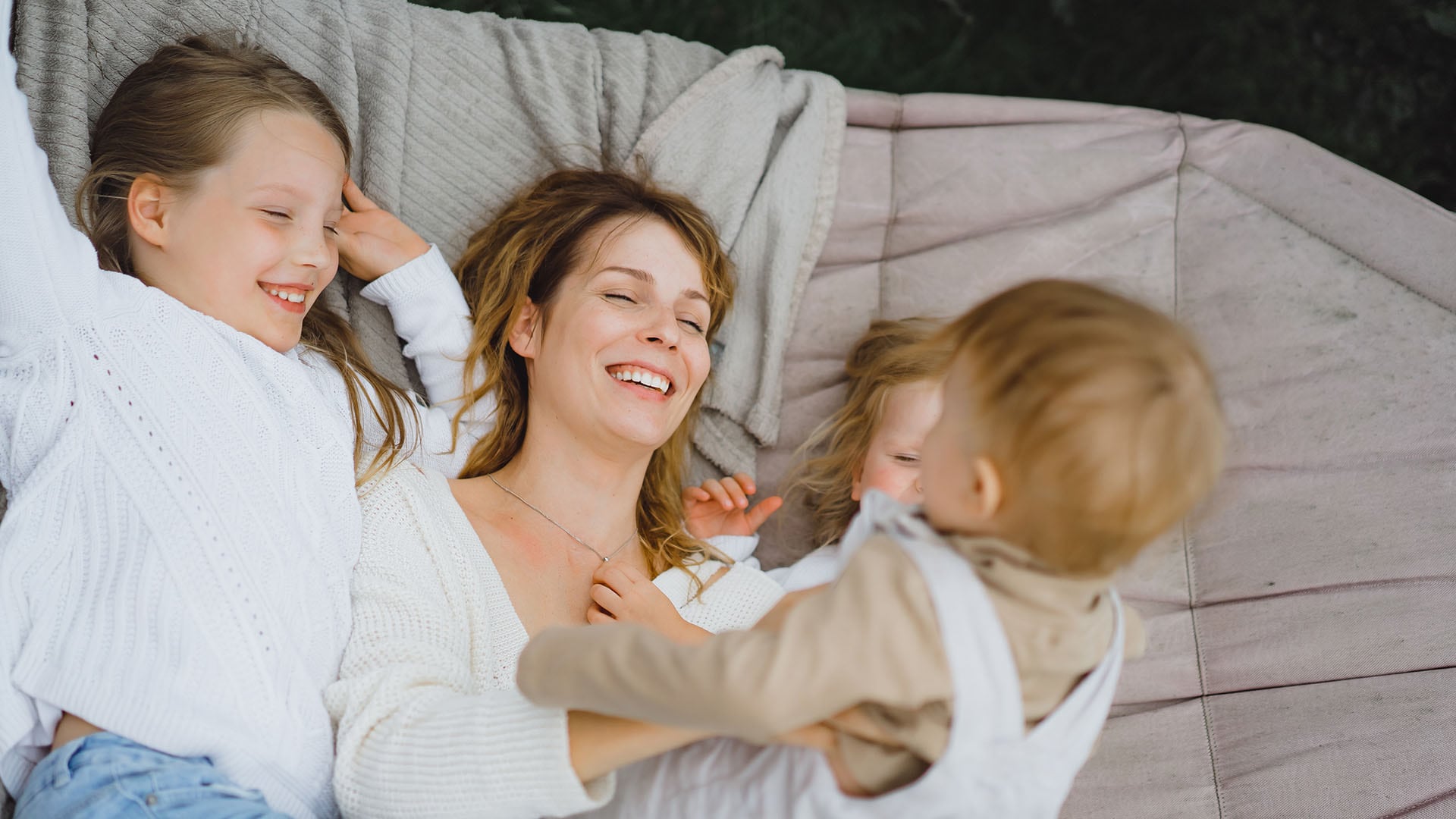 Las mujeres con dos o tres hijos registraron una mayor esperanza de vida, según el estudio (Freepik)