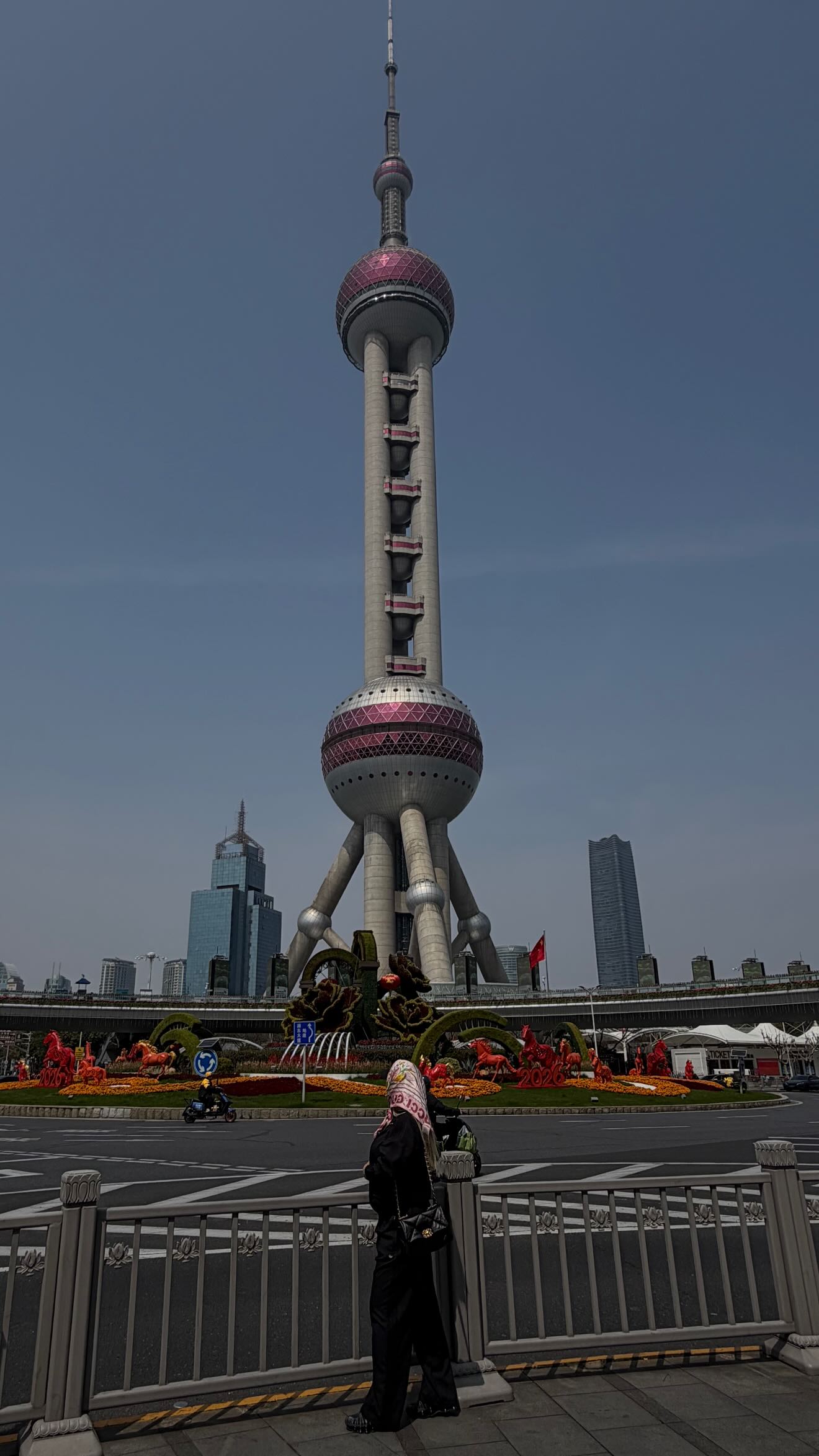 Wanda Nara contempla la majestuosa Torre Perla Oriental en Shanghái durante su reciente viaje a la metrópoli china