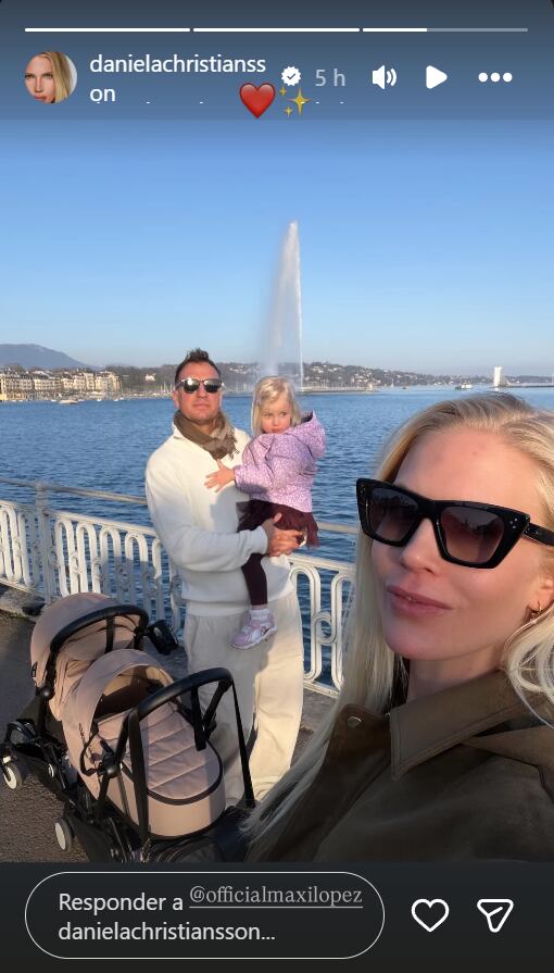 Maxi López y Daniela Christiansson pasean con su hija Elle y su hijo Lando en un cochecito doble, disfrutando de un día soleado junto al lago en Suiza.