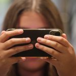 Mendoza: impulsan un acuerdo entre padres para limitar el uso de celulares en chicos hasta los 14 años