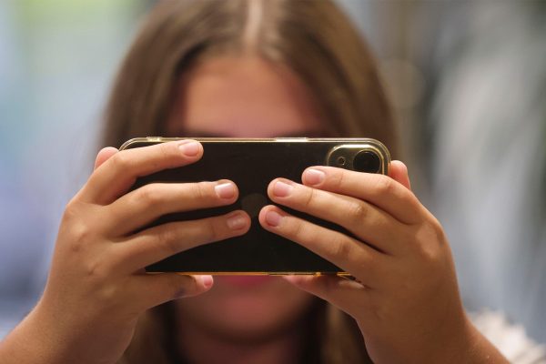 Mendoza: impulsan un acuerdo entre padres para limitar el uso de celulares en chicos hasta los 14 años