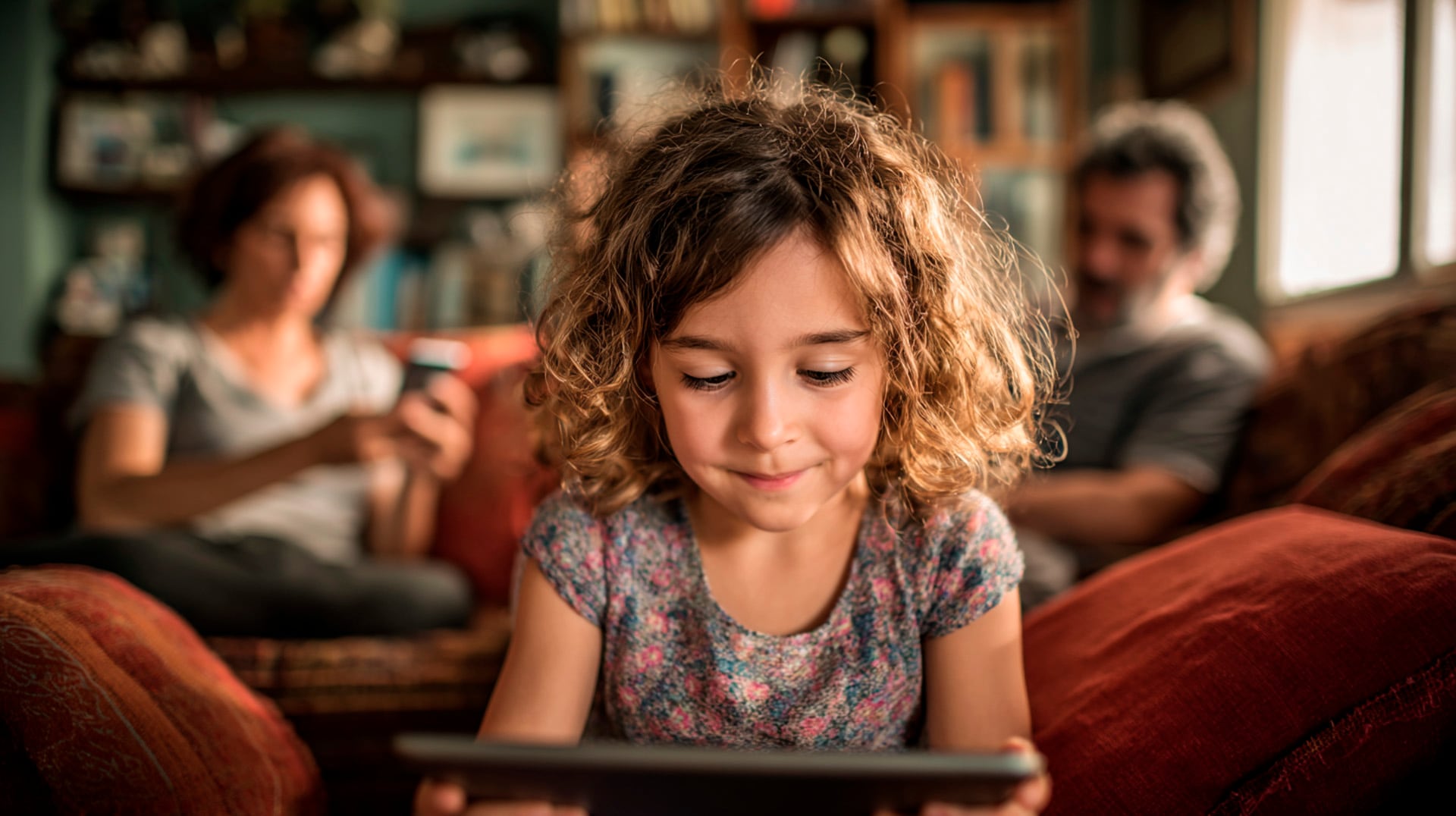 Especialistas advierten que la exposición temprana a dispositivos digitales puede afectar el sueño, la creatividad y las habilidades sociales de los niños (Imagen Ilustrativa Infobae)