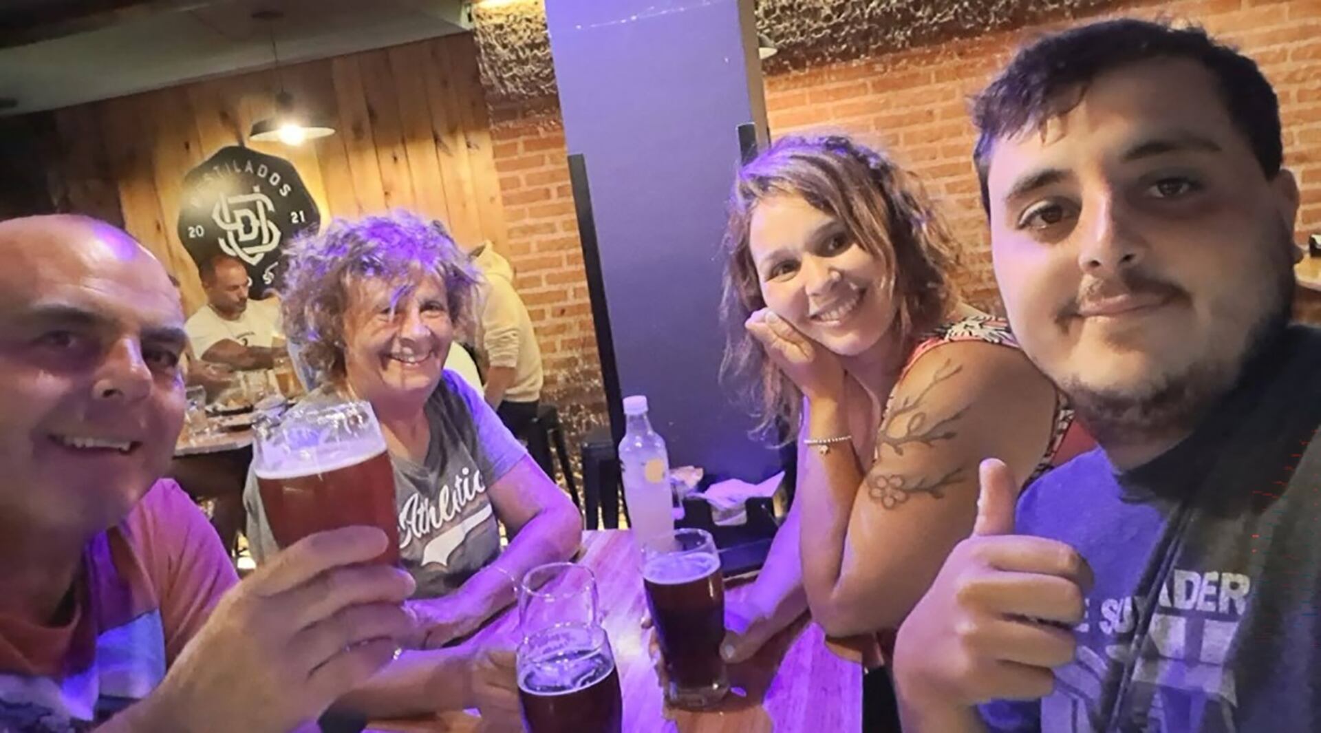 Manuel López Ledesma junto a sus padres y a su novia