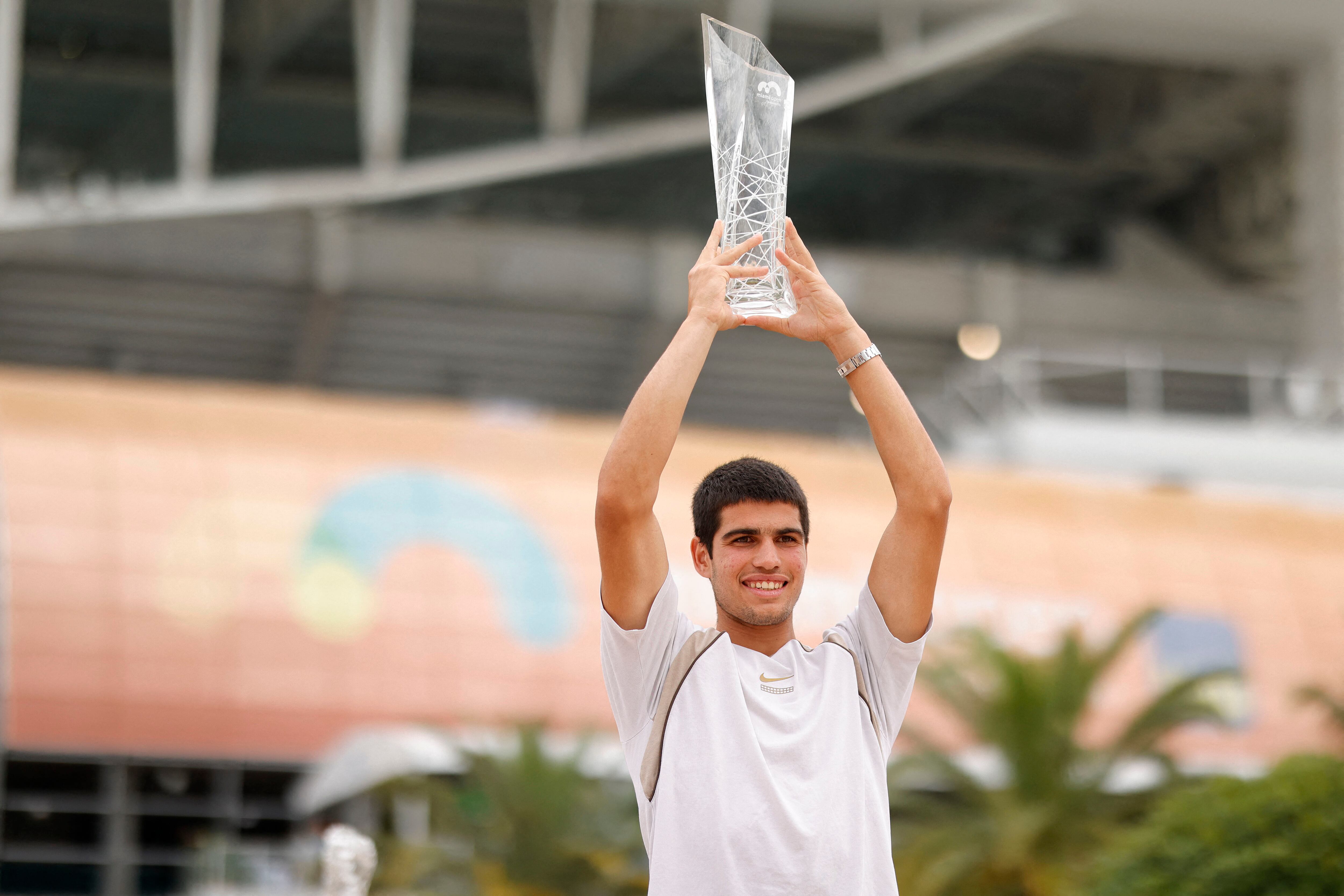 Carlos Alcaraz con el trofeo del Miami Open en 2022 (Fuente: Reuters)