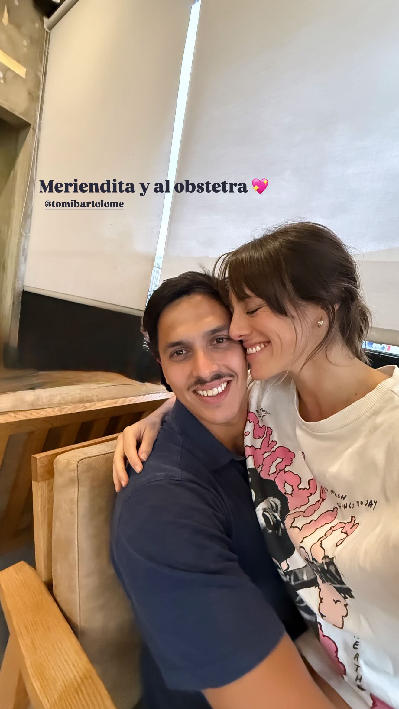 Mica Lapegüe y Tomás Bartolomé comparten un tierno momento de alegría mientras esperan la llegada de su bebé, rumbo a una cita con el obstetra