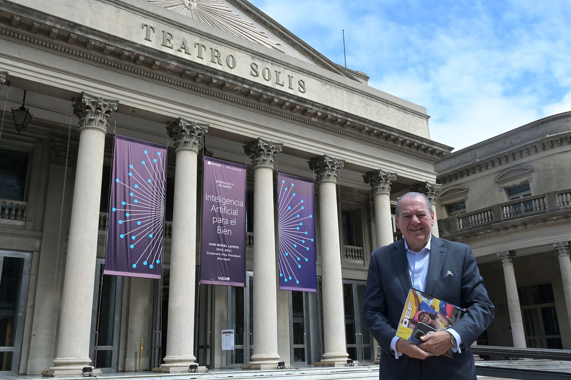 Mario Montoto, presidente de Fundación TAEDA, frente al Teatro Solís en Montevideo