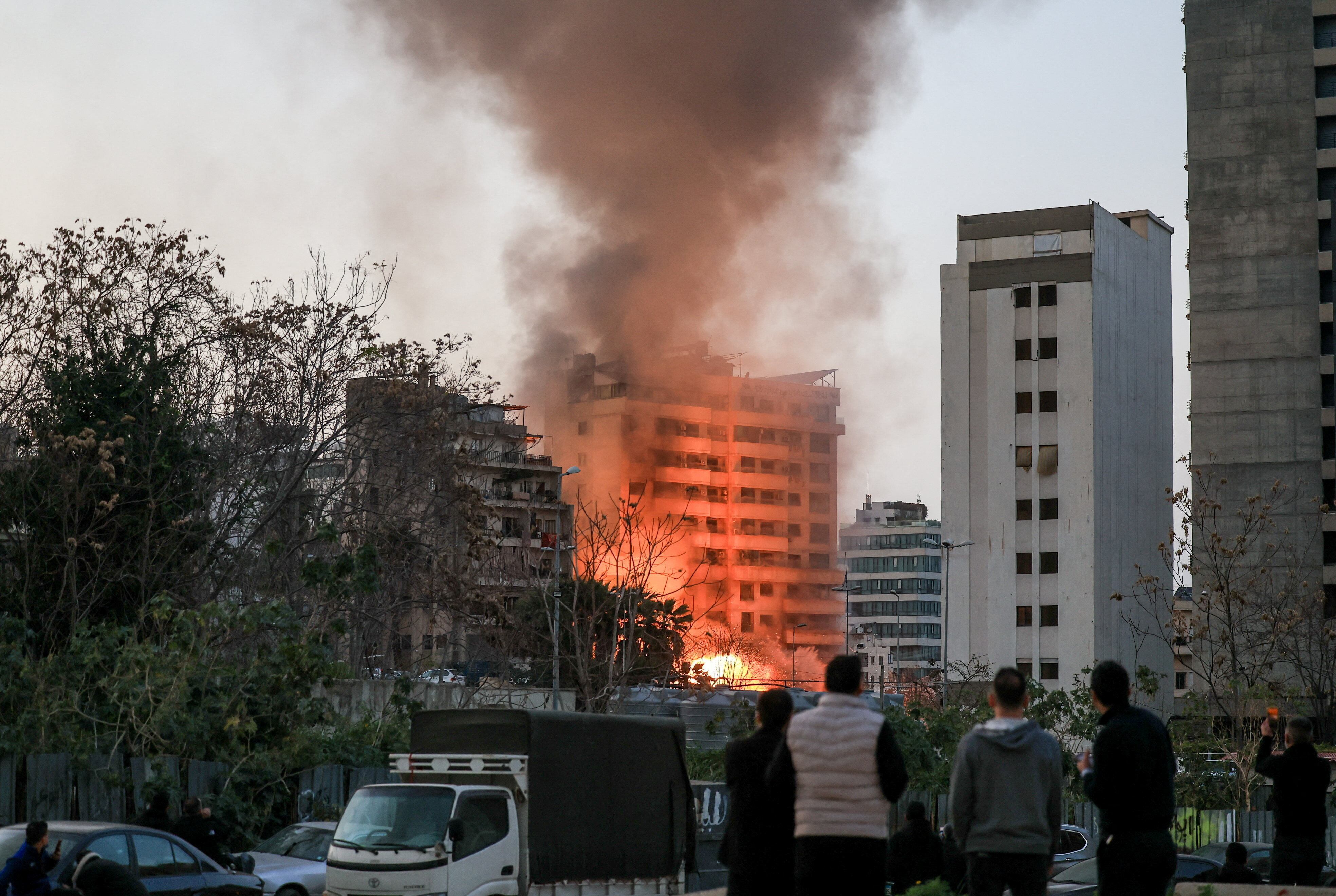 Humo y llamas se elevan tras un ataque israelí en el barrio de Bachoura, en el centro de Beirut, tras una escalada entre Hezbolá e Israel en medio del conflicto de Estados Unidos e Israel contra Irán, Líbano. 12 de marzo de 2026
REUTERS/Mohamed Azakir