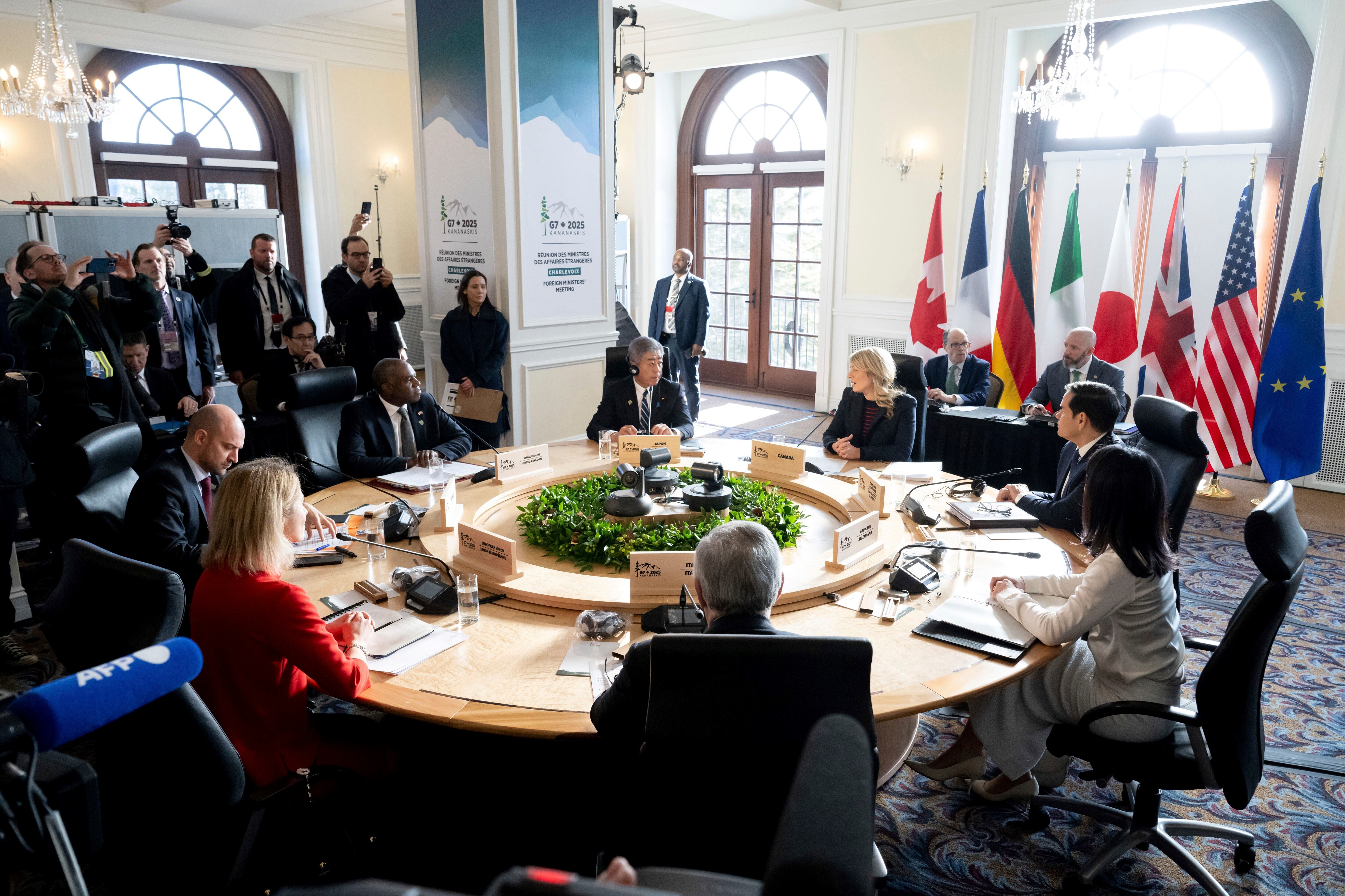 Ministros del G7 se reúnen para analizar el impacto económico de la guerra en Medio Oriente y la suba del petróleo (AP)