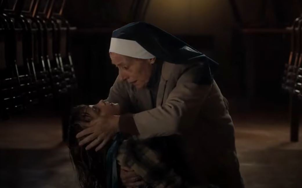 Mónica Villa en su rol de monja en La hija del fuego