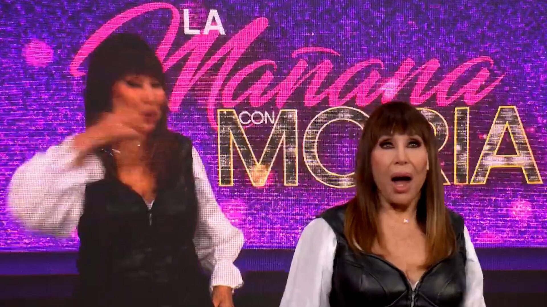 La famosa presentadora se muestra con dos expresiones distintivas y llenas de energía durante la emisión de