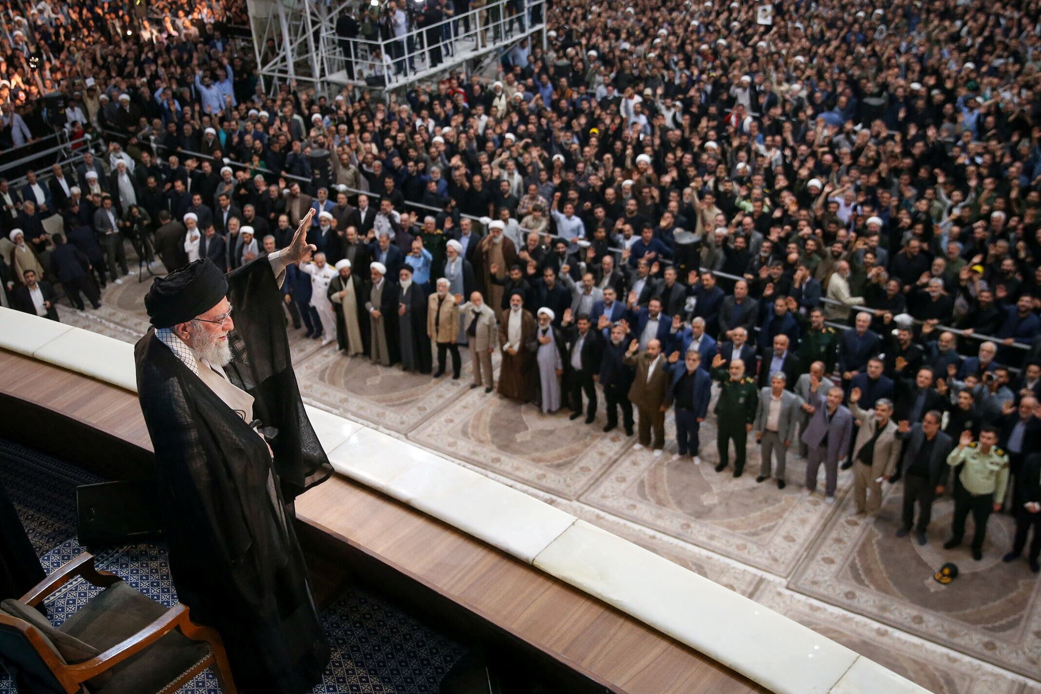 Khamenei encabeza la celebración por el 36° aniversario de la muerte del ex líder supremo, Ali Khomenei (Office of the Iranian Supreme Leader/WANA via REUTERS)