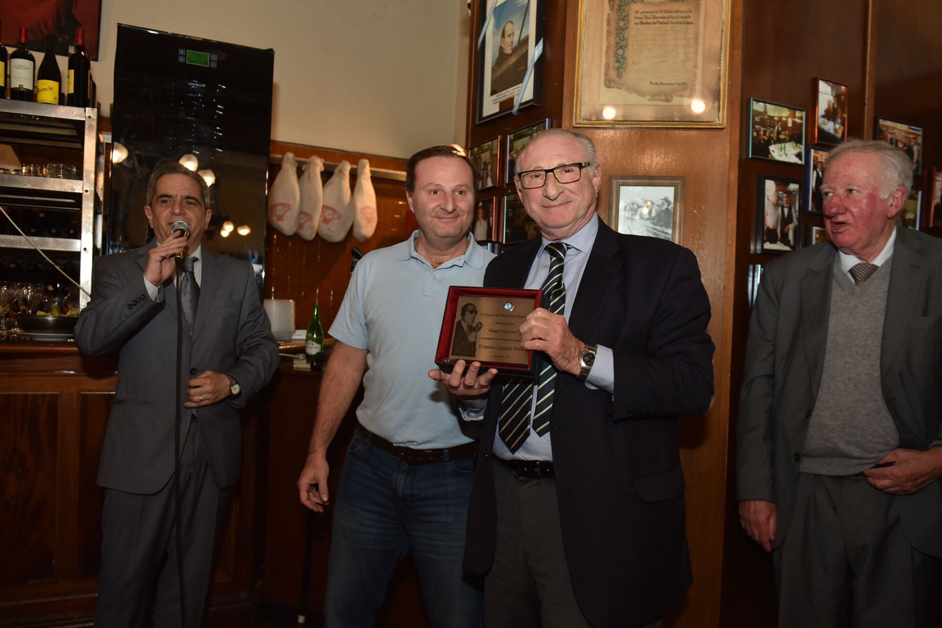 Ernesto Cherquis Bialo recibiendo una distinción del Círculo de Periodistas Deportivos junto a su hijo Gustavo (Guillermo Llamos)