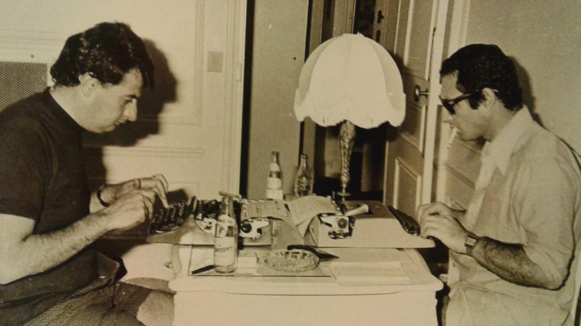 Dos leyendas del periodismo: Alfredo Serra y Ernesto Cherquis Bialo, dándole a la Olivetti Letera desde Montecarlo, enviados especiales por Gente y El Gráfico respectivamente