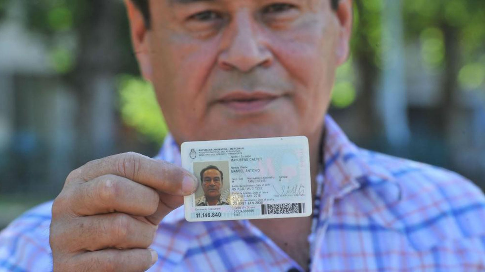 Manuel junto a su DNI con el apellido Manubens Calvet. 