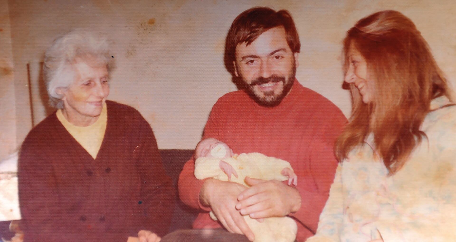 Roberto Bonetto y Ana María Mobili con Martín, de meses.