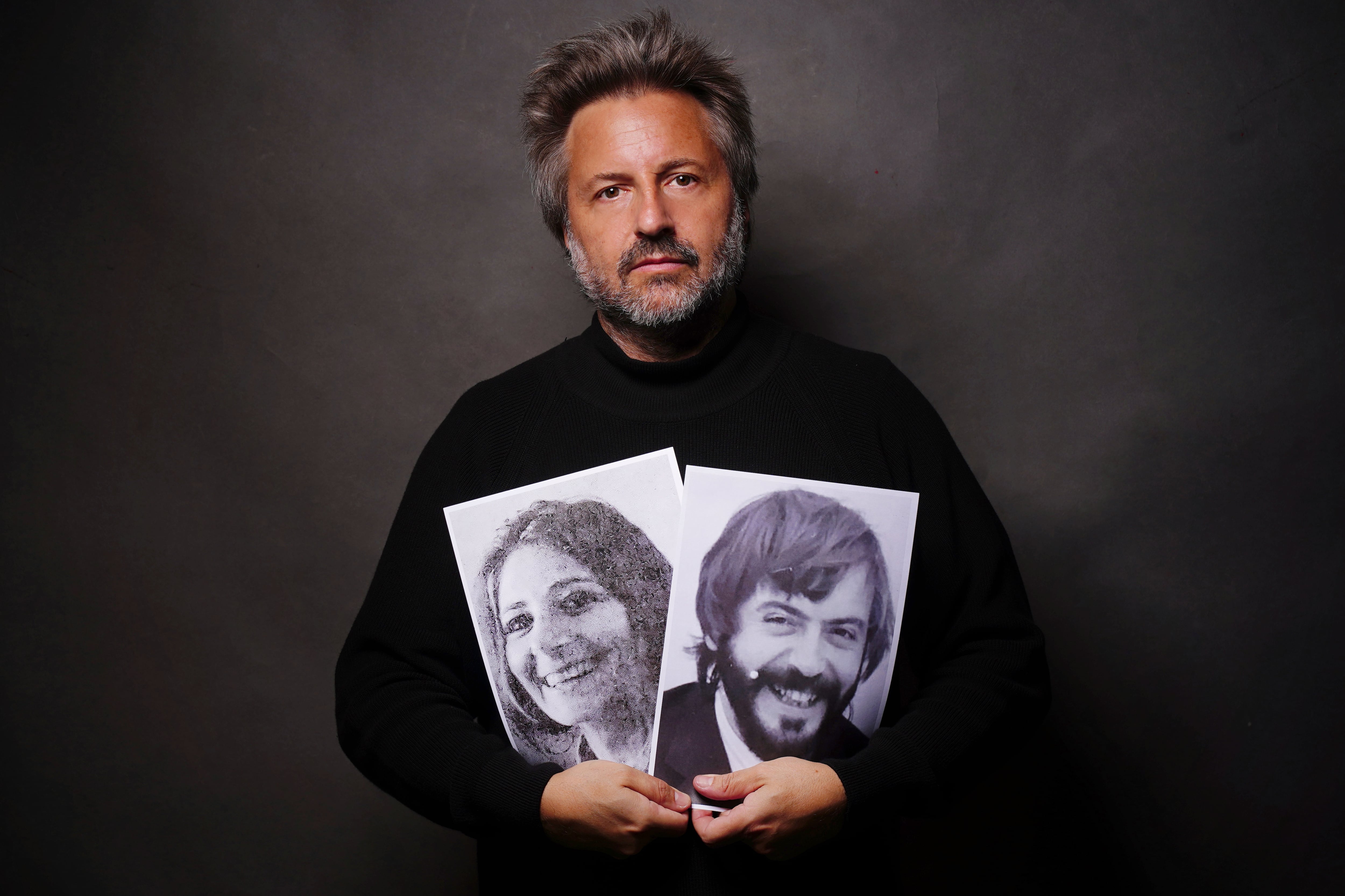 Martín Bonetto con las fotos de sus padres.