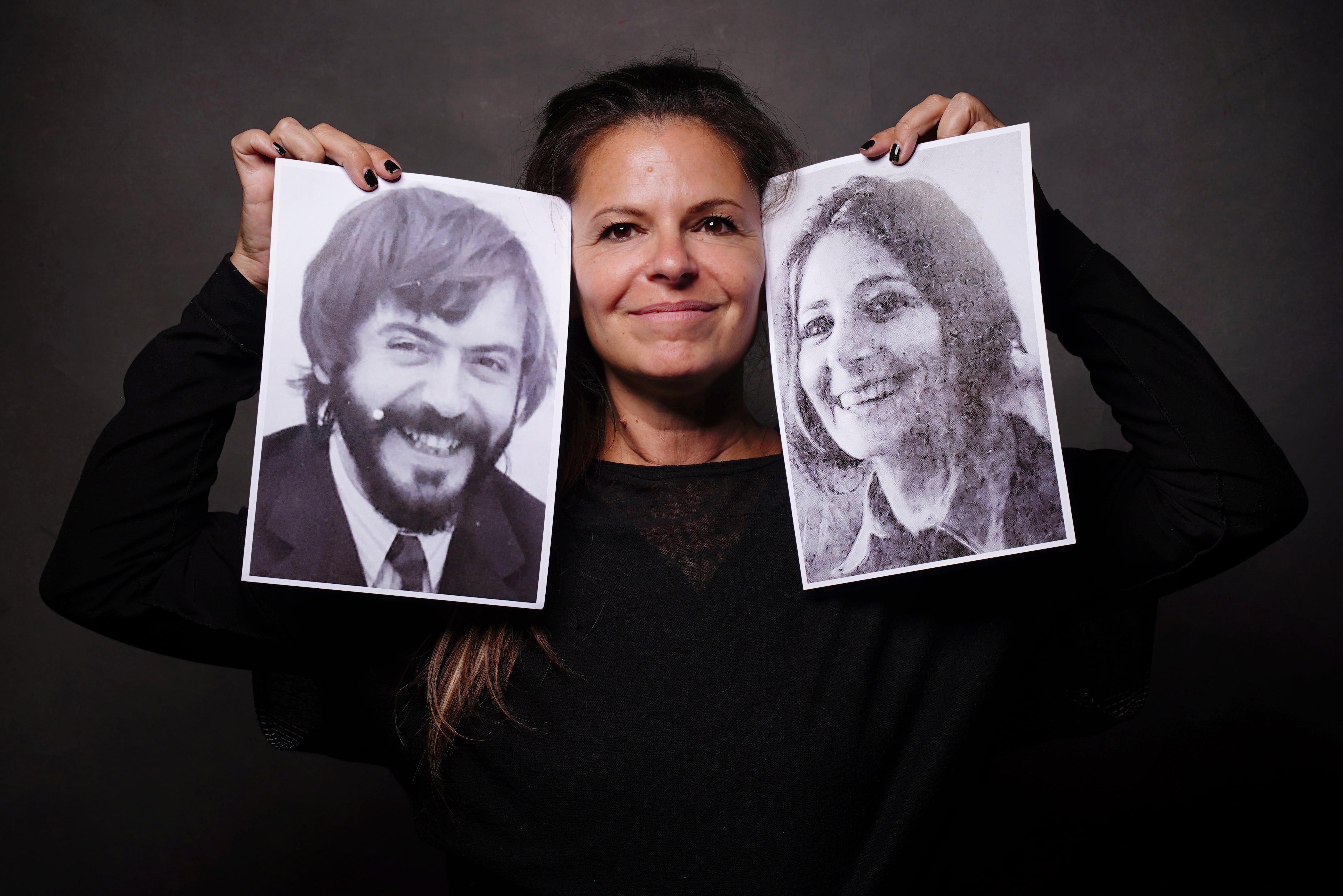 Ana Julia con las fotos de sus padres.