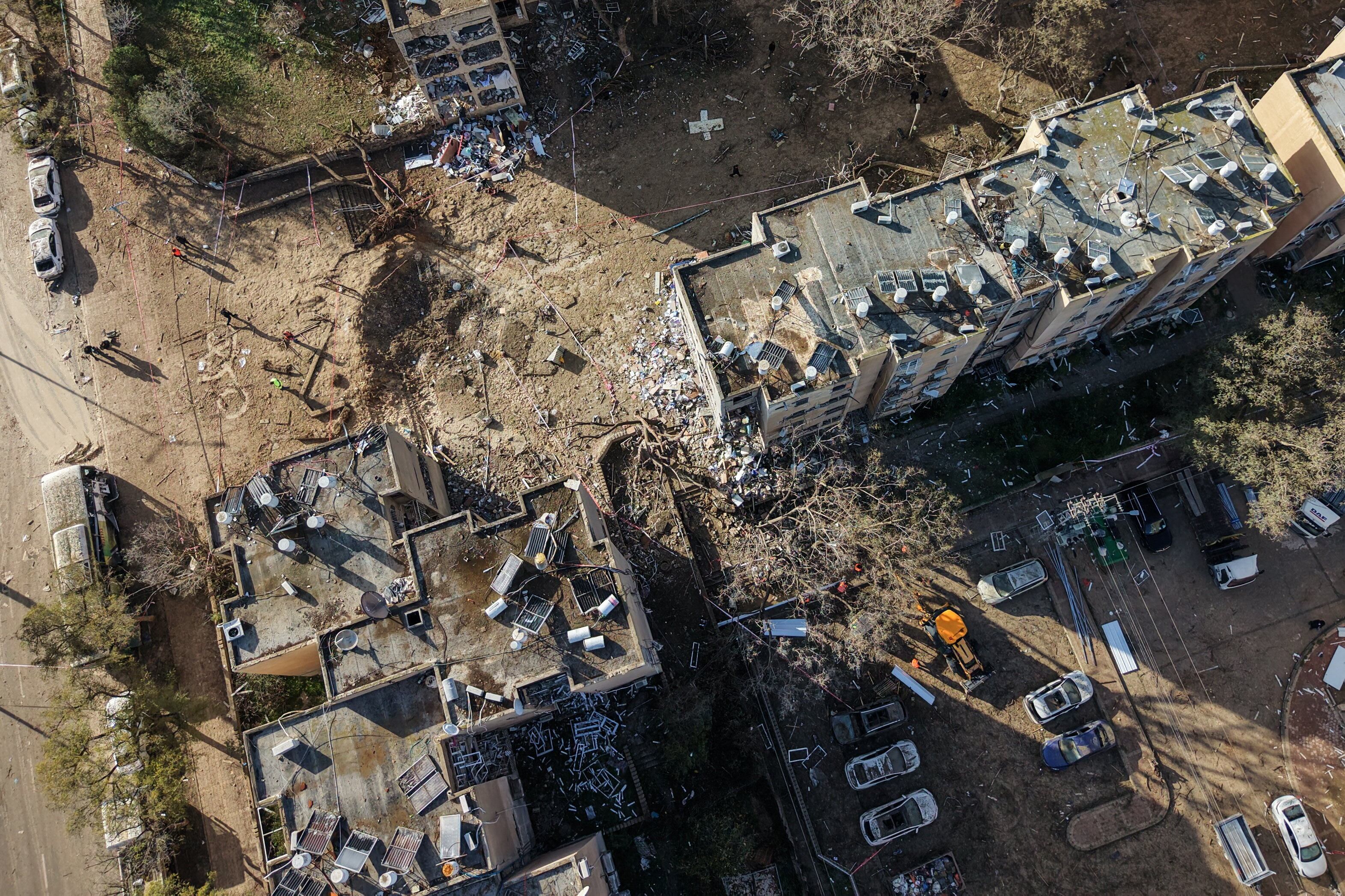 Vista aérea del cráter dejado por un misil iraní en un barrio residencial de Arad. El impacto dejó más de 60 heridos, diez de ellos graves, sin que los sistemas de defensa israelíes lograran interceptar el proyectil. (REUTERS/Dedi Hayun)