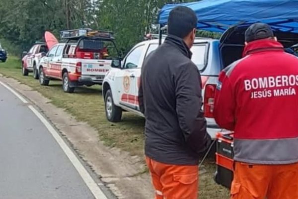 Neuquén: dos hombres que remaban en tablas en el río Limay terminaron colgados de una rama y debieron ser rescatados