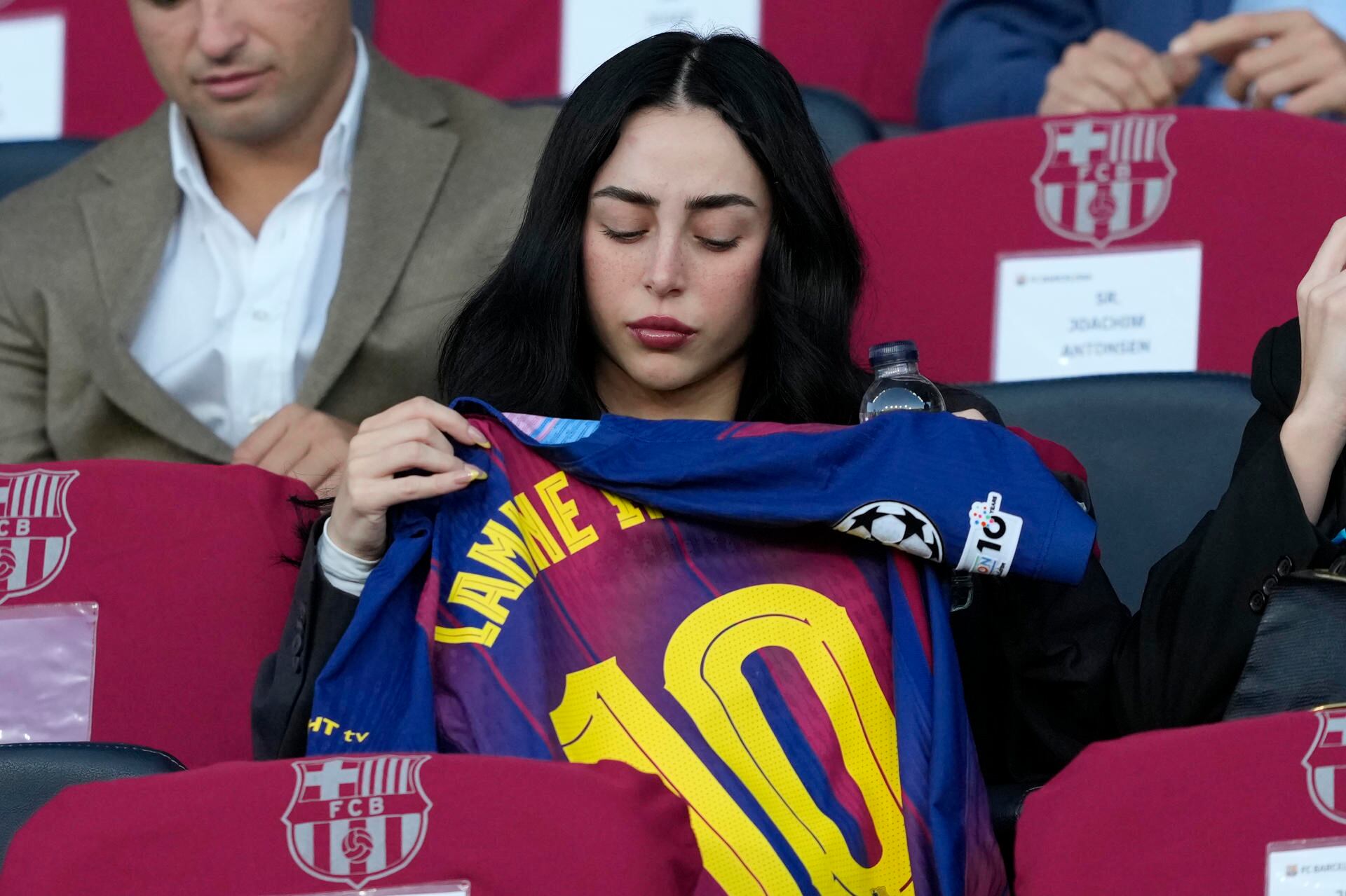 BARCELONA, 21/10/2025.-La cantante argentina Nicki Nicole, pareja del delantero del Barcelona Lamine Yamal, durante el partido de la jornada 3 de la Liga de Campeones entre el Barcelona y el Olimpiacos, este martes en el Estadi Olímpic Lluís Companys.-EFE/ Alejandro García 