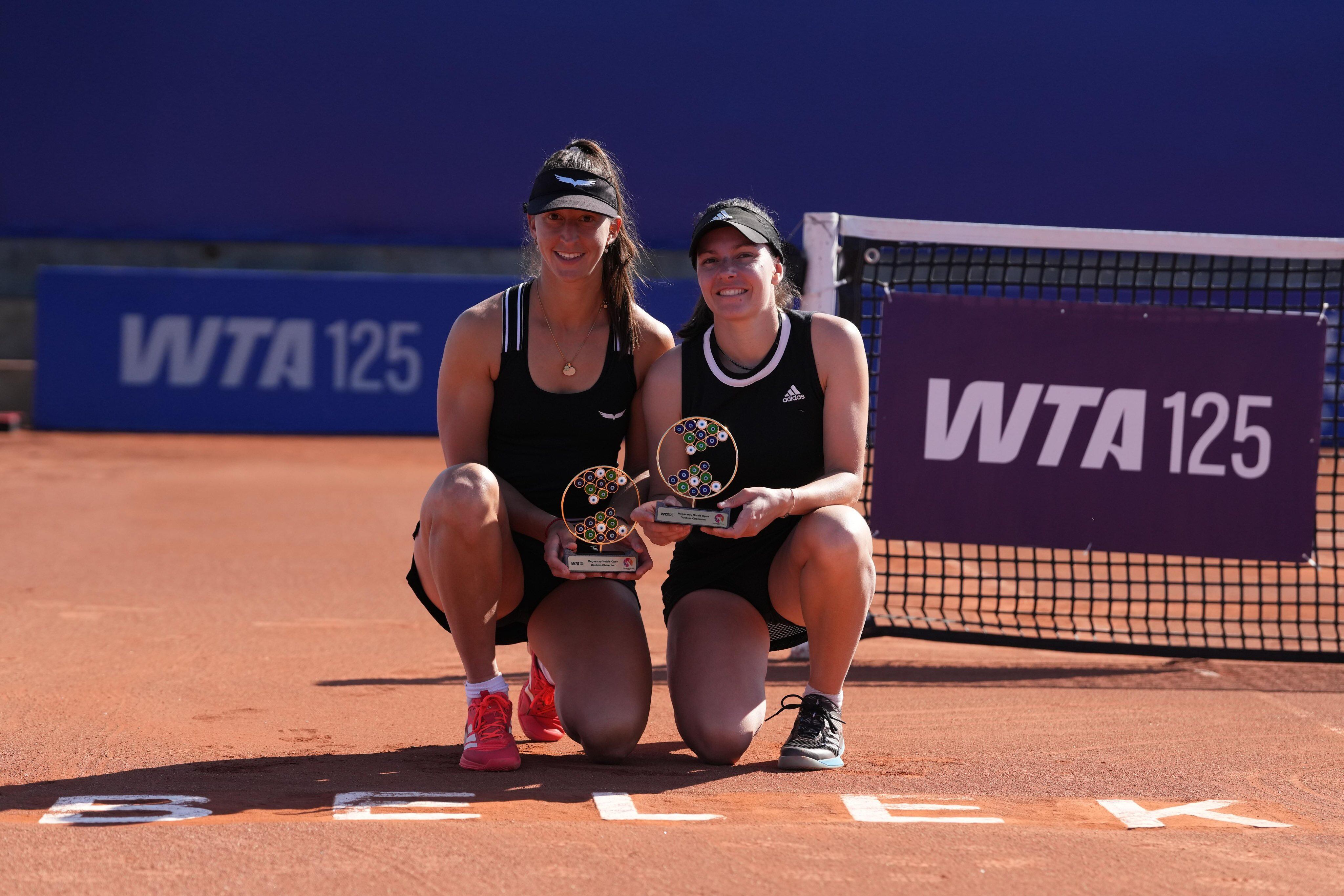 Nicole Fossa Huergo (izquierda) y la francesa Estelle Cascino, con el trofeo del WTA 125 de Antalya
