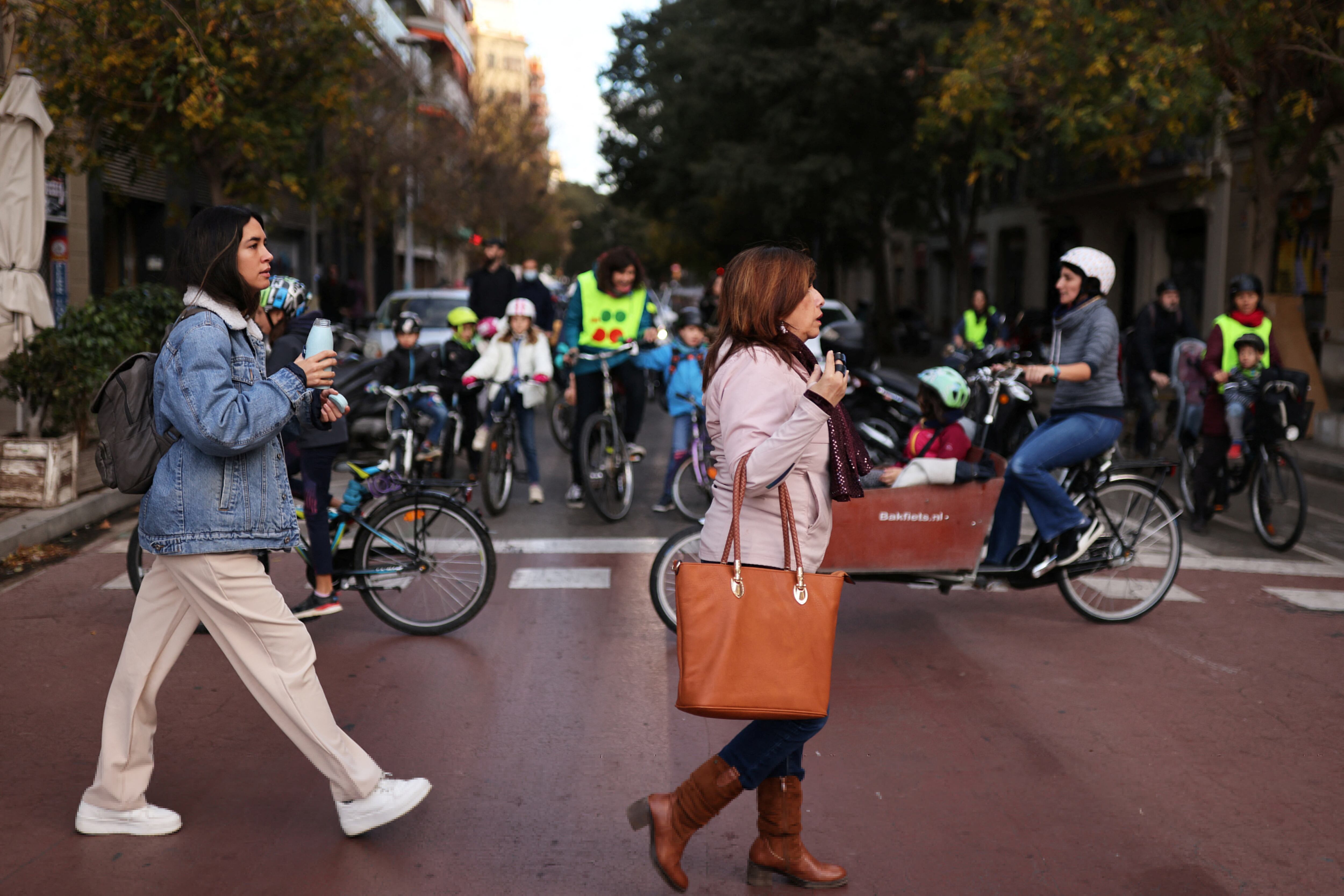 Rediseñar las ciudades puede facilitar estilos de vida sostenibles y cuidar la biodiversidad.El informe destaca a Barcelona, España. REUTERS/Nacho Doce
