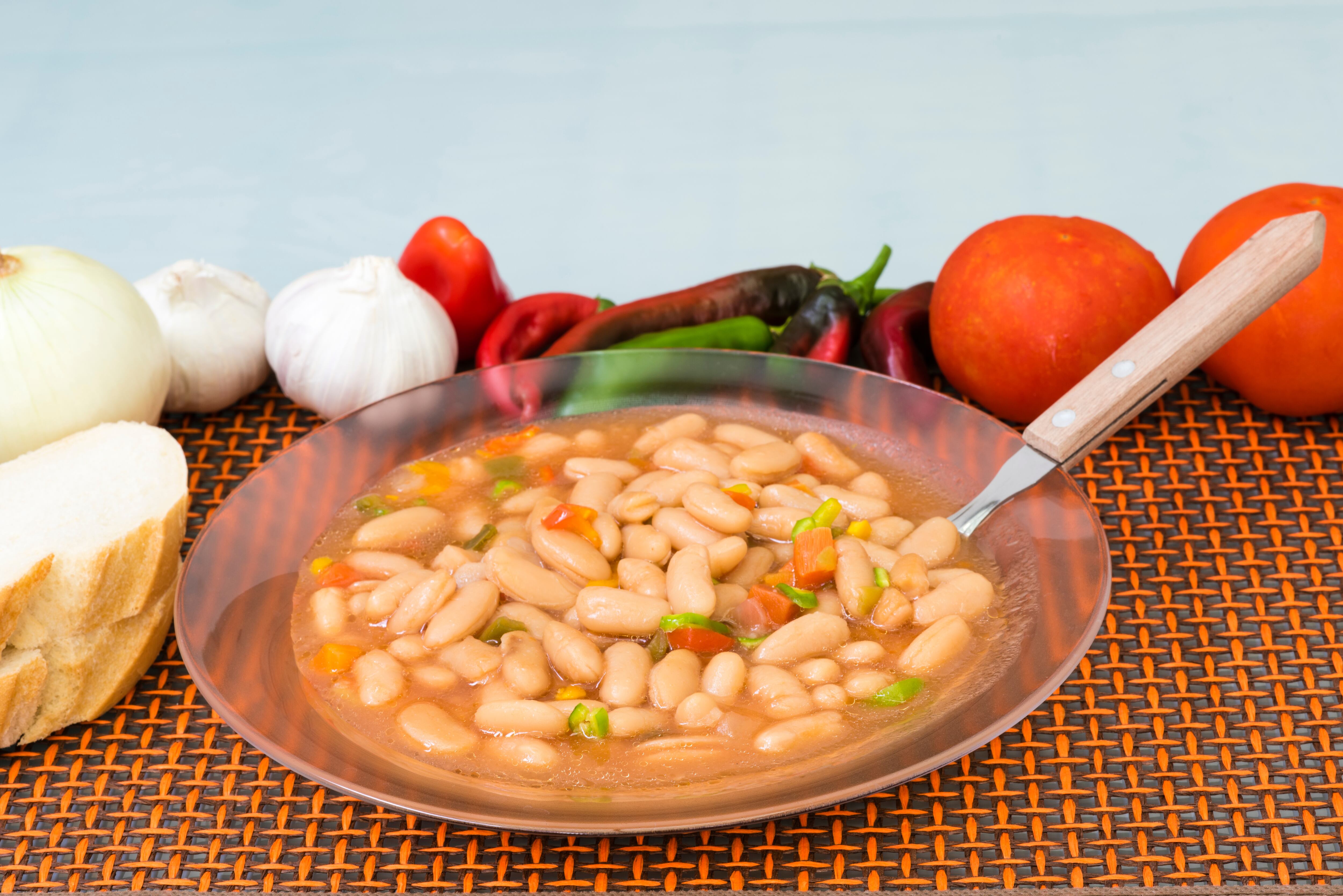 Alubias blancas con verduras (Adobe Stock)