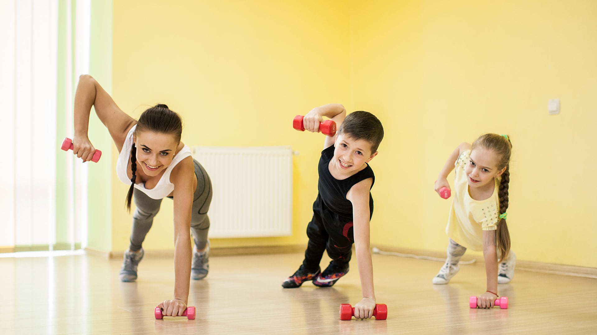 Limitar el tiempo frente a pantallas y promover juegos activos es fundamental para el desarrollo integral de los niños (Freepik)