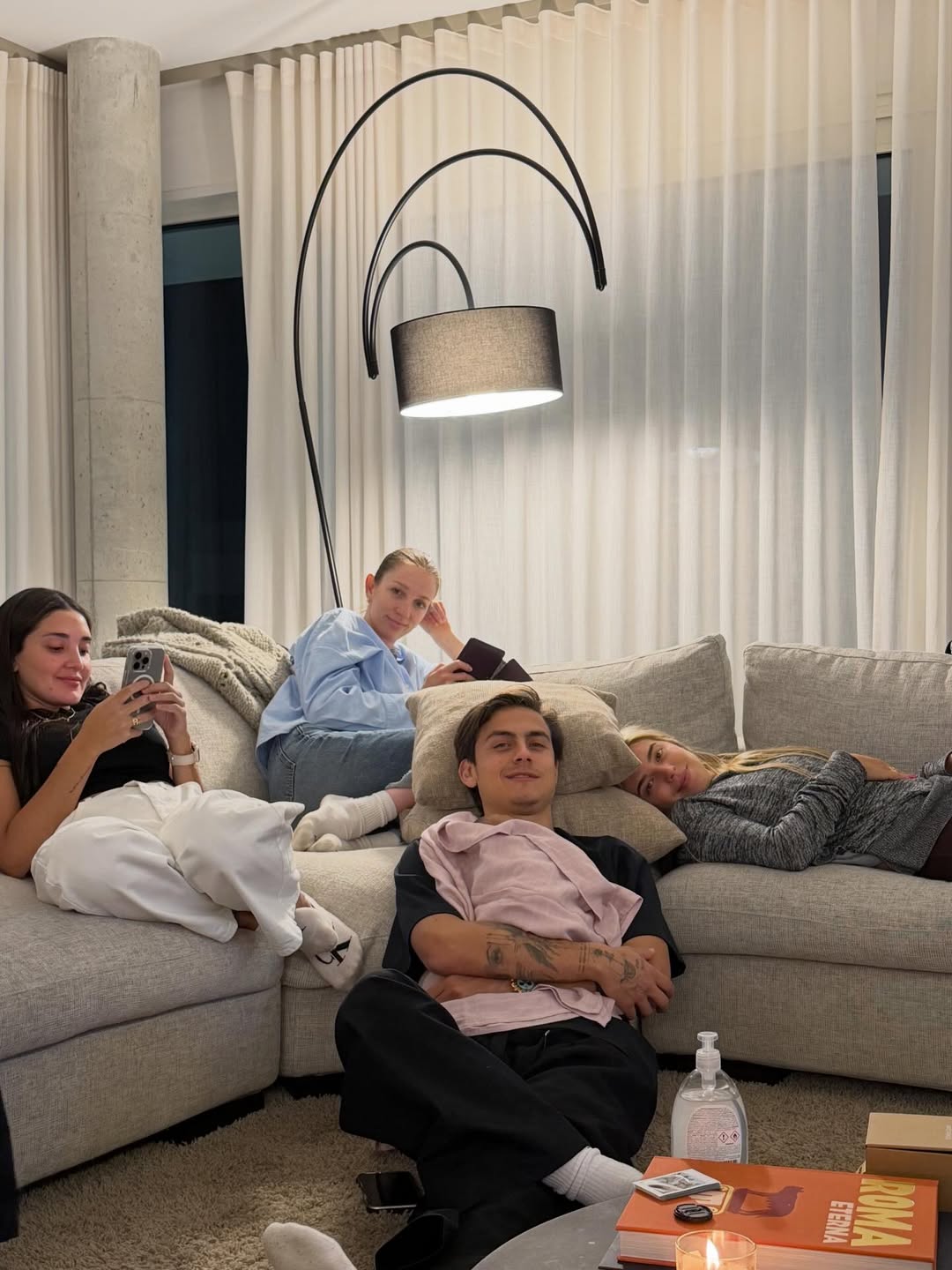 Dybala junto a su hermana y amigas las primeras semanas de vida de su hija 