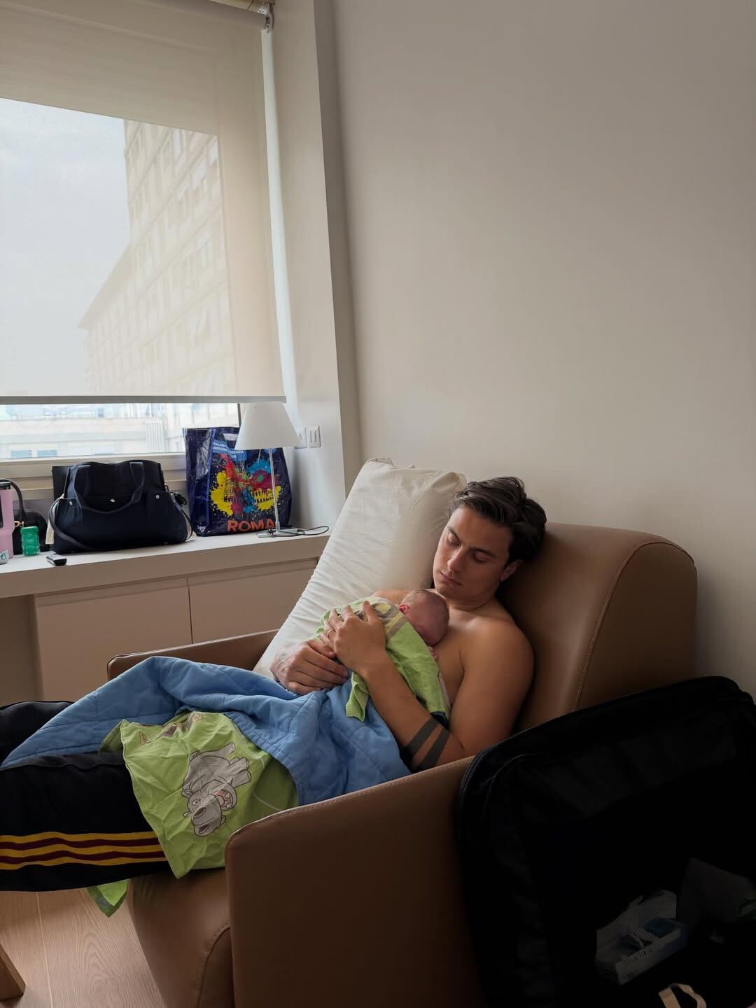 La tierna foto de Paulo con su hija en la clínica 