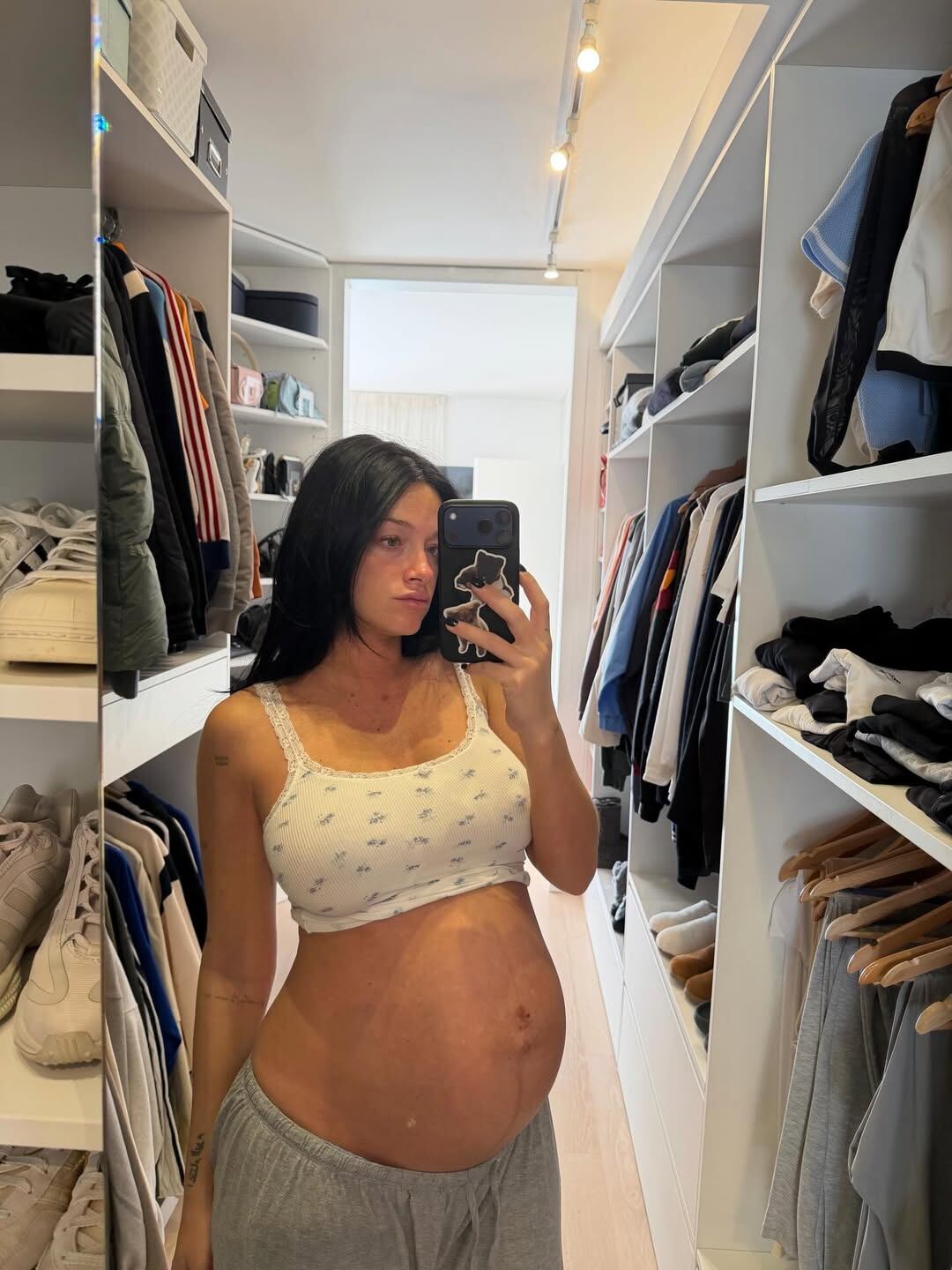 En el posteo Oriana también compartió fotos de cuando tenía a su hija en la panza 