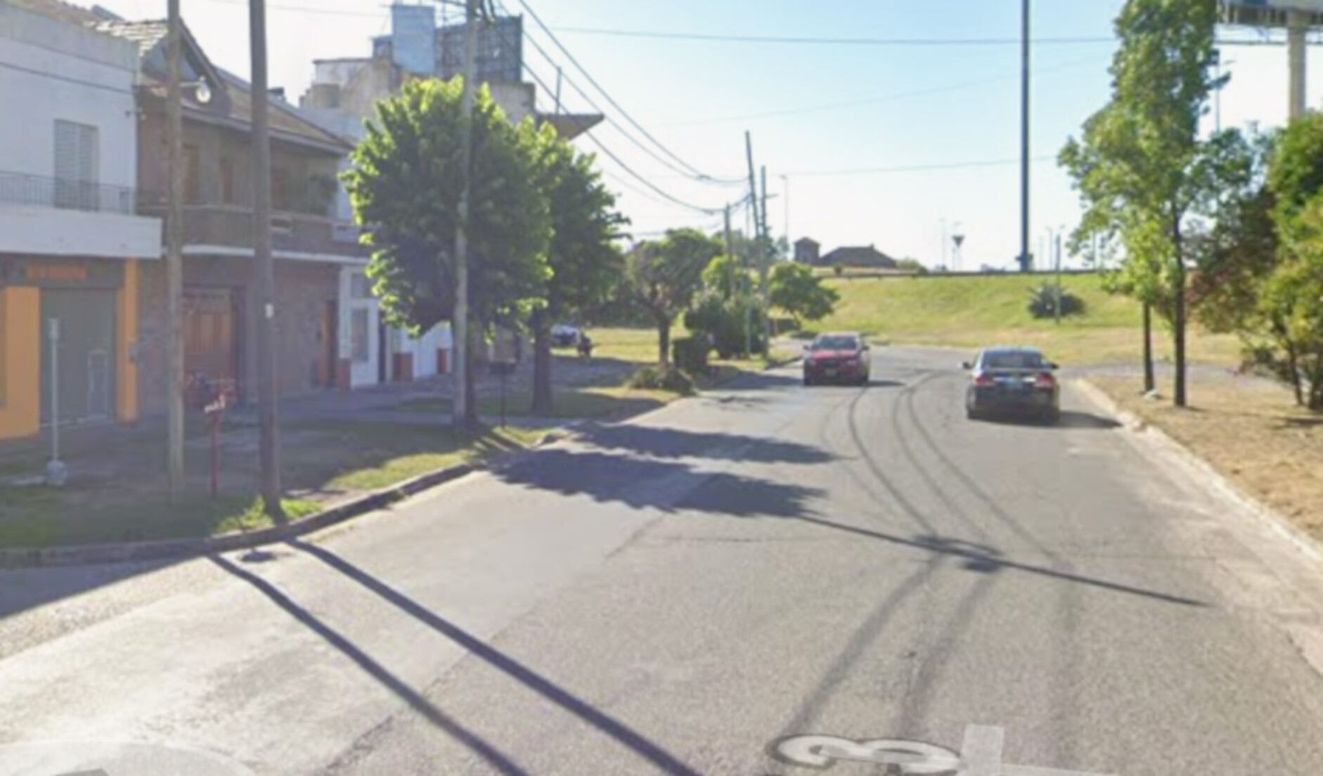 Vista de la calle en La Plata donde una pareja de jubilados fue víctima de un violento robo en su casa (Google Maps)