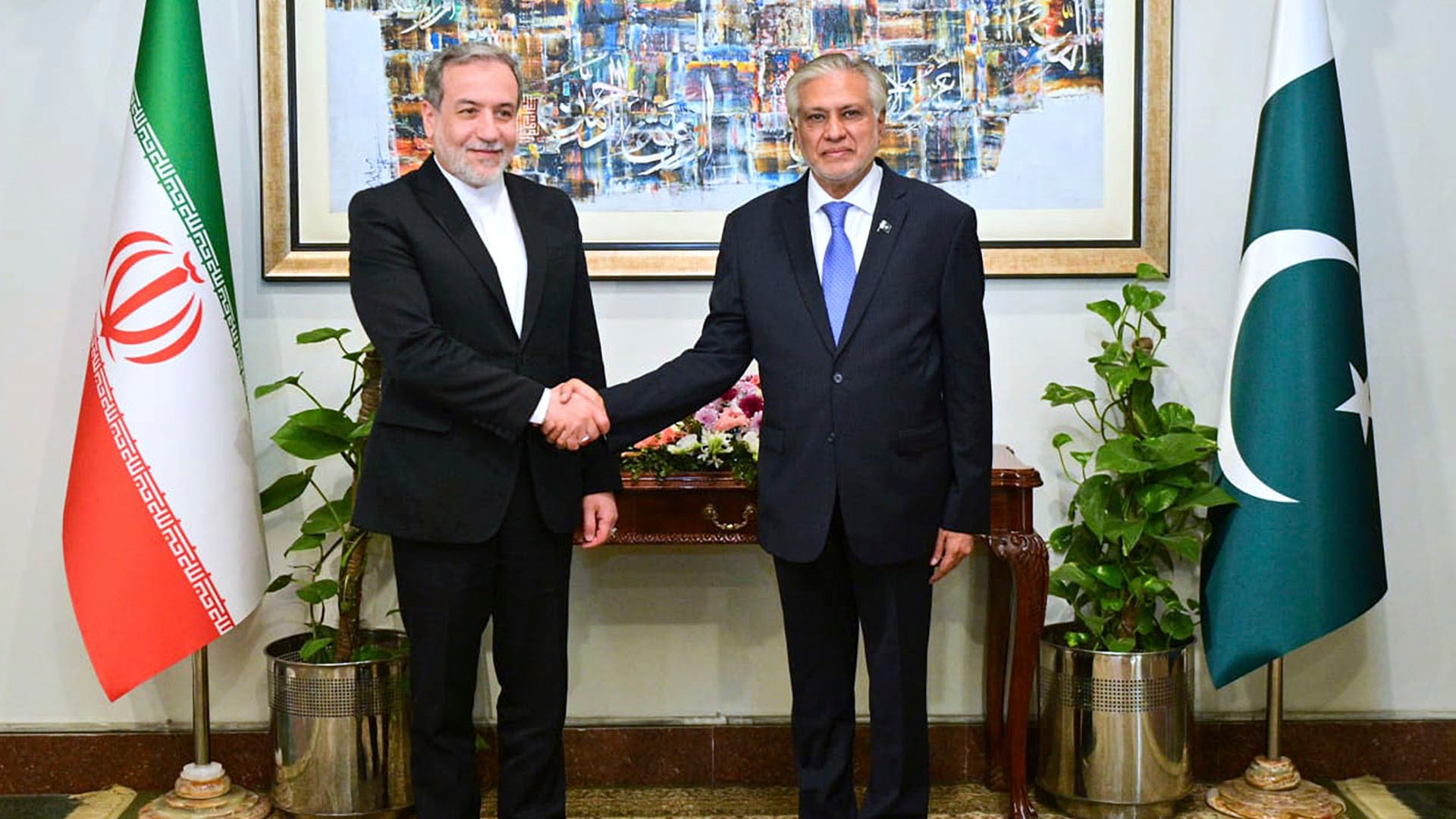 El ministro de Asuntos Exteriores de Irán, Abbas Araghchi, a la izquierda, estrecha la mano de su homólogo paquistaní, Ishaq Dar (Ministerio de Asuntos Exteriores de Pakistán vía AP)