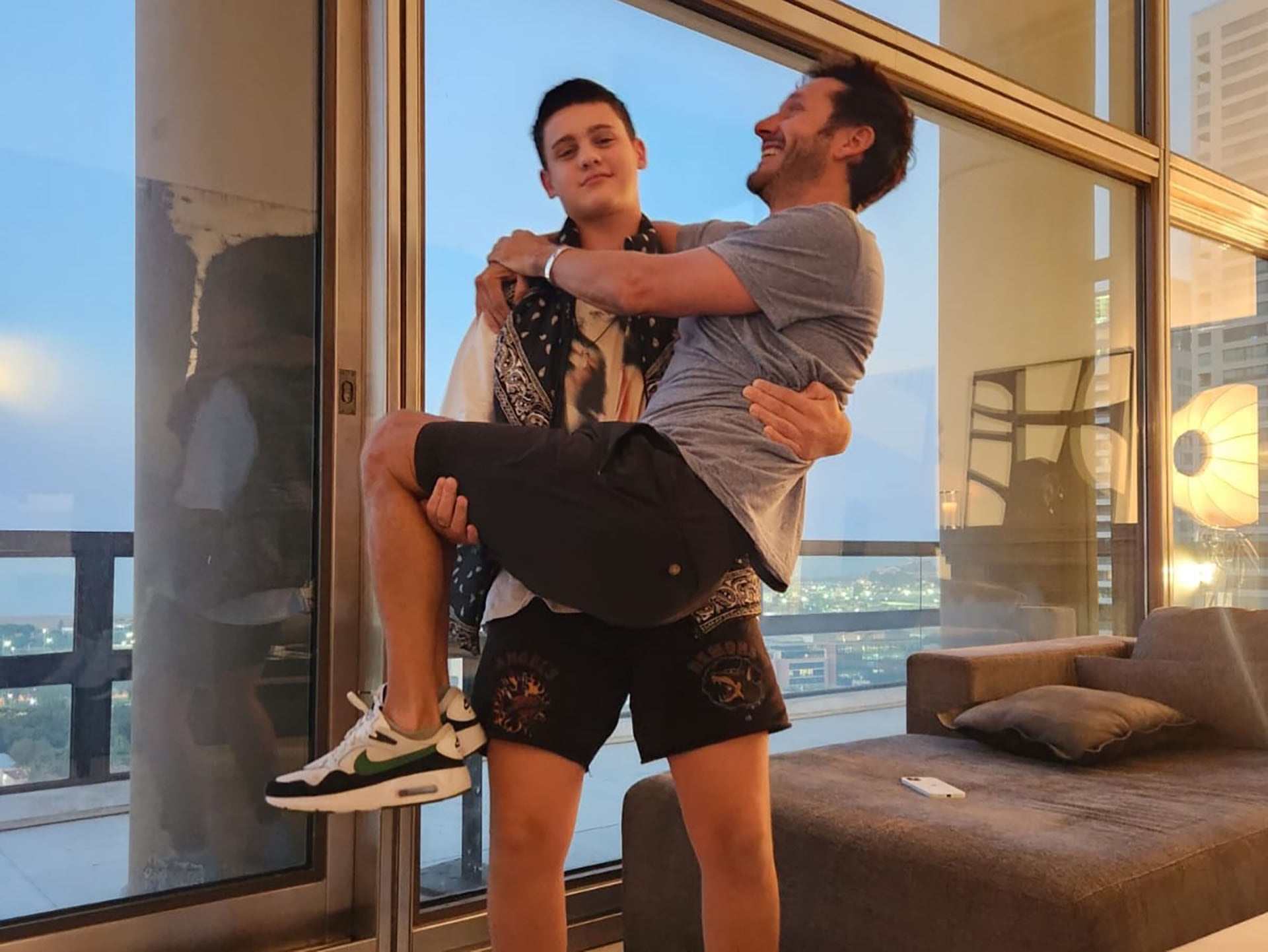 Pampita celebró los 18 años de su hijo Bautista: abrazos, amigos y la torta que le llevó su hermana Anita