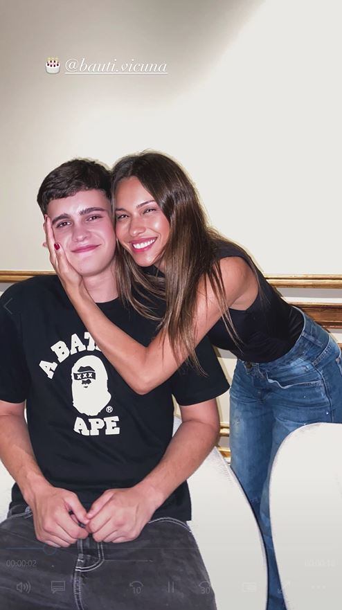 Pampita, abrazada a su hijo Bautista