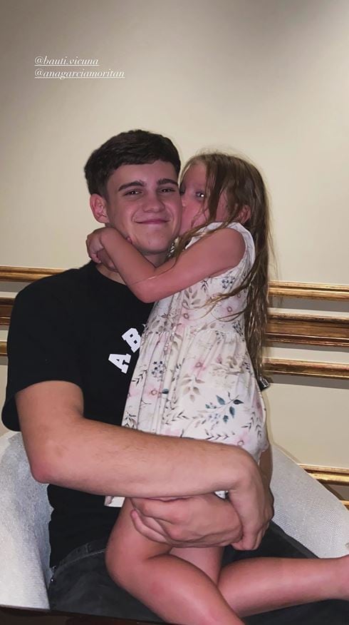 Bautista y el tierno beso de su hermana Anita