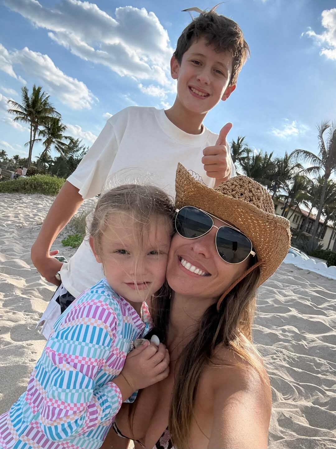 Pampita compartió sus días de playa en Estados Unidos junto a Benicio y Anita: arena, mar y juegos