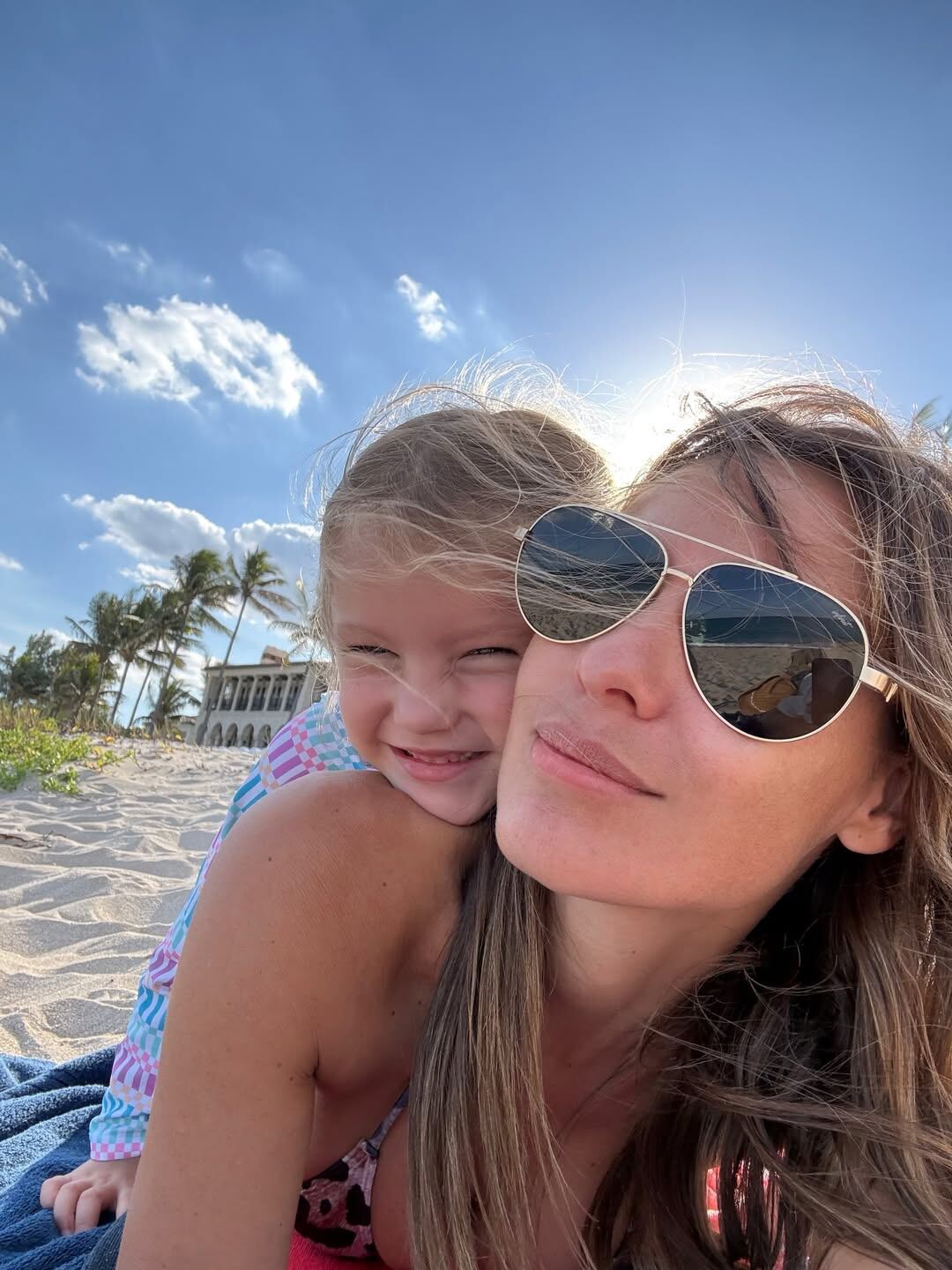 Pampita comparte un tierno momento de sus vacaciones en la playa junto a su hija Anita, disfrutando del sol y la arena