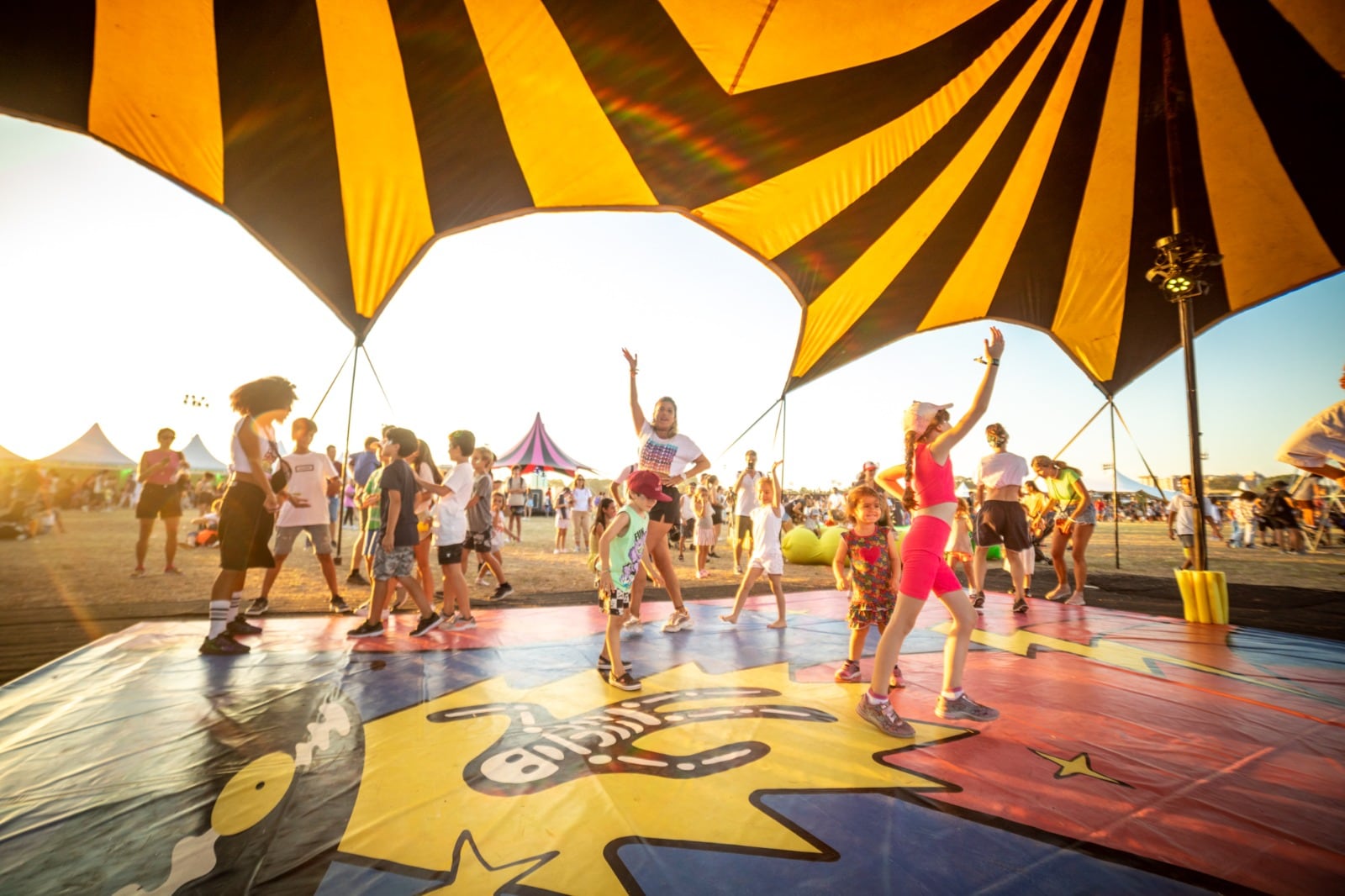 El público de Kidzapalooza disfrutó de los clásicos ‘cuchi cuchis’ de Panam, reafirmando su vigencia en el escenario infantil