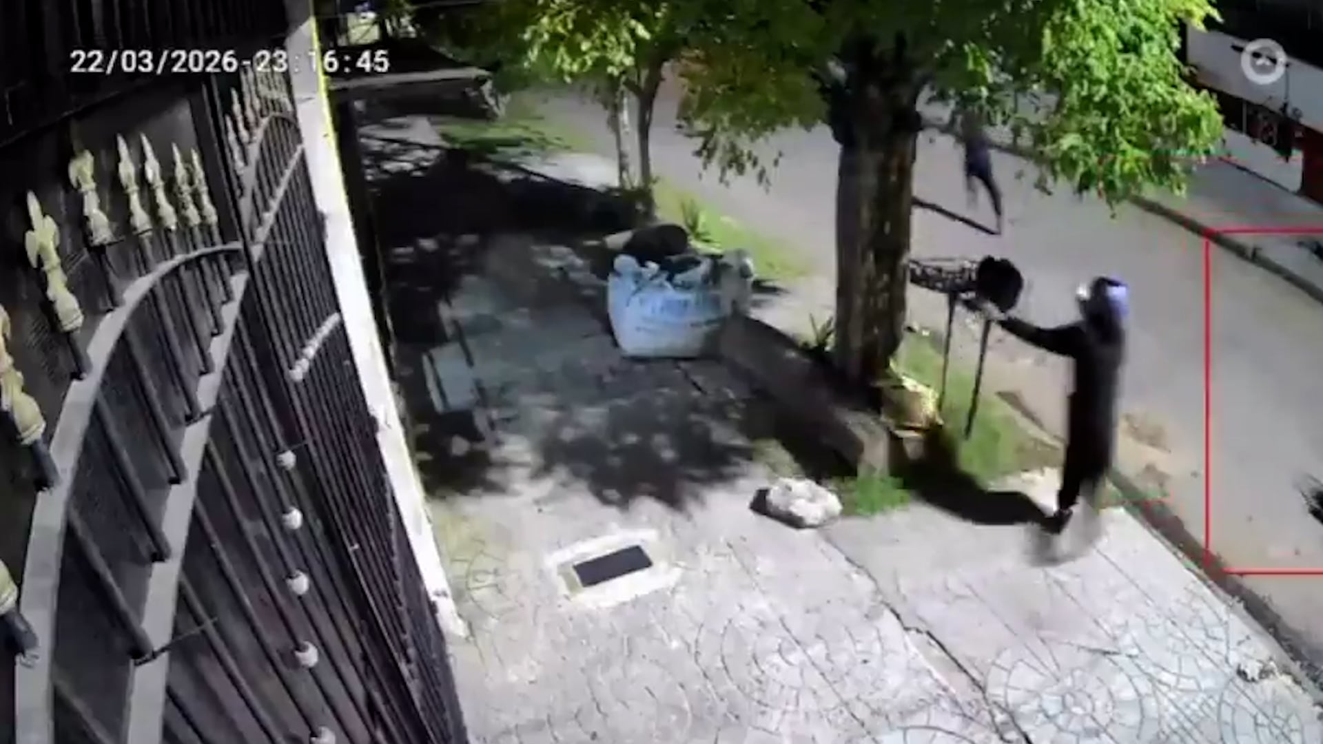 La víctima resultó ilesa y los delincuentes se fugaron del lugar.