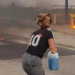 Paraná: el momento en que familiares de un preso asesinado se prendieron fuego accidentalmente al quemar neumáticos