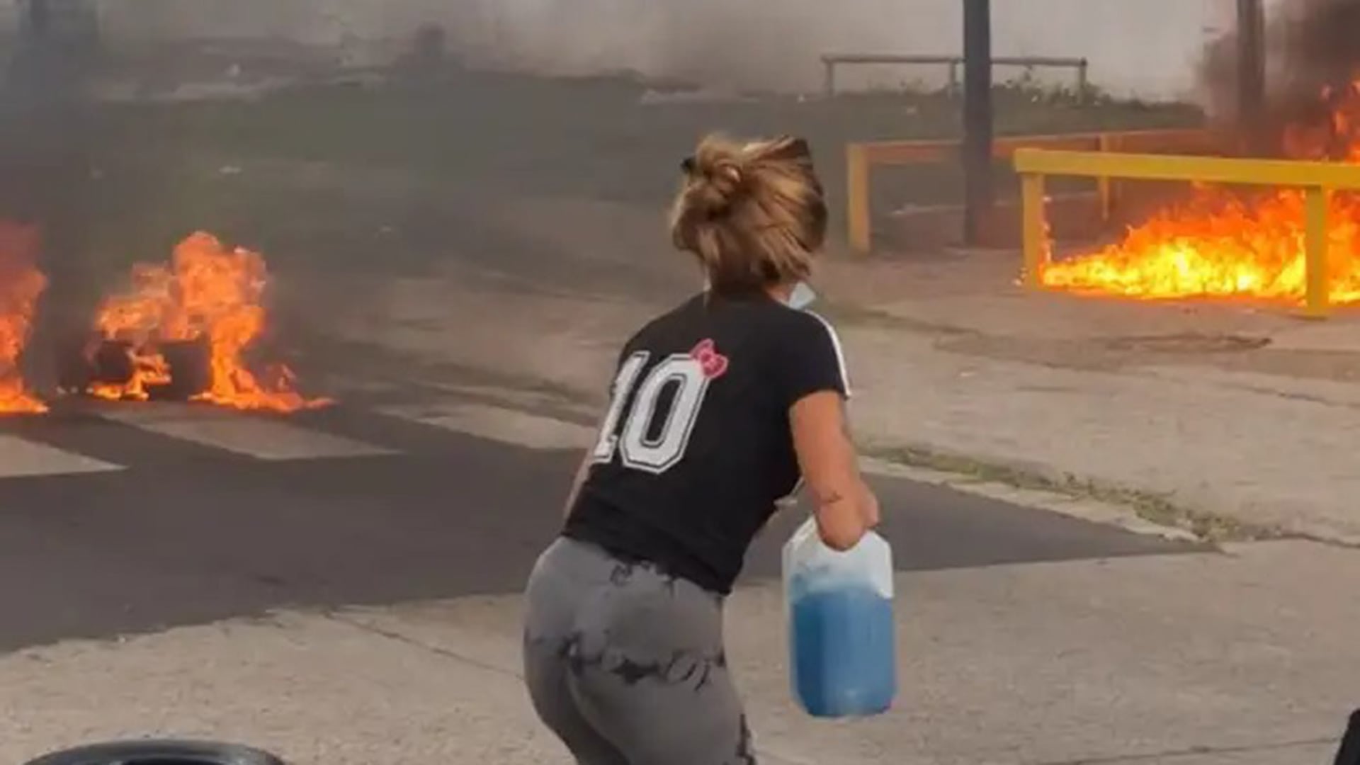 Paraná: el momento en que familiares de un preso asesinado se prendieron fuego accidentalmente al quemar neumáticos